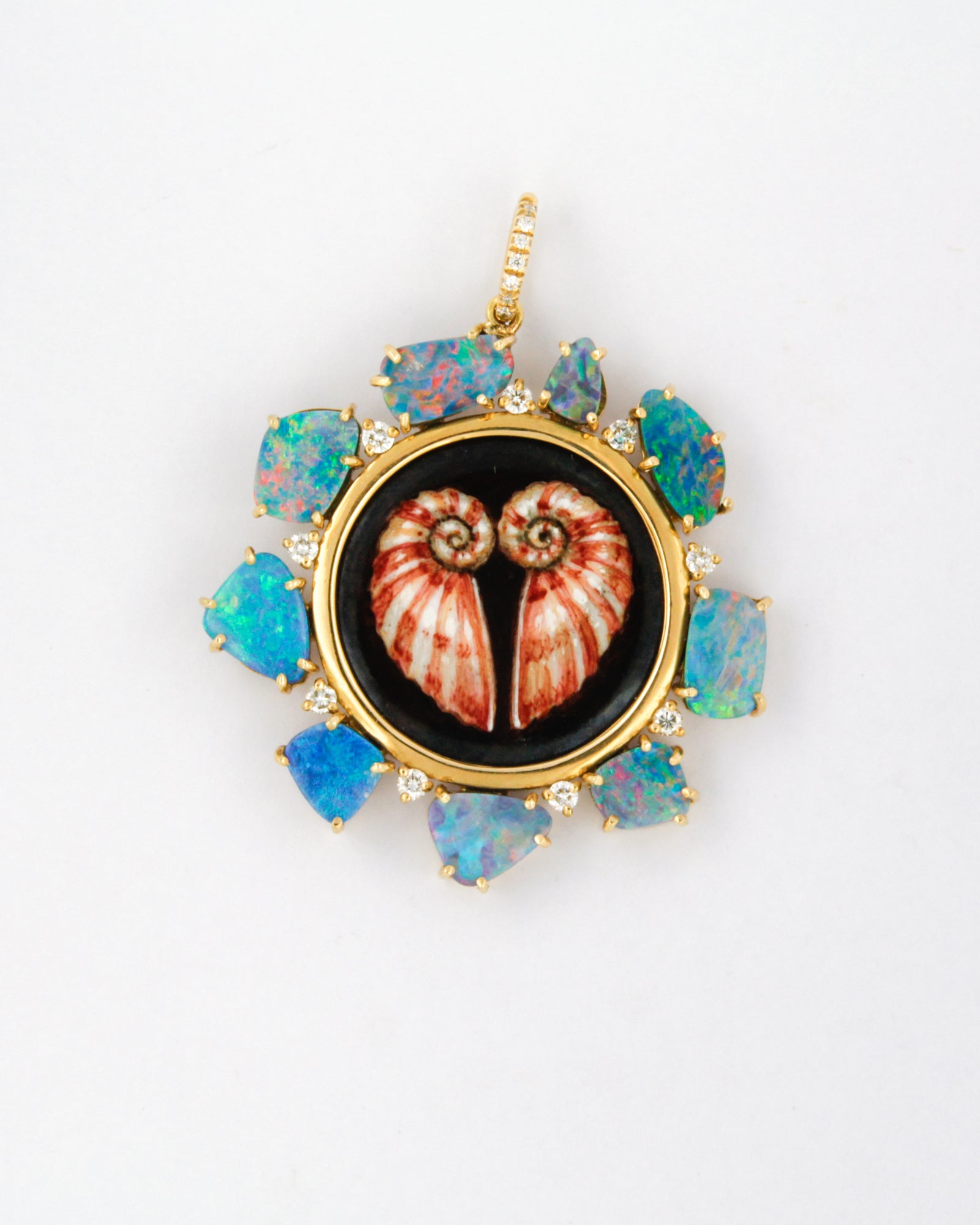 Ciondolo Conchiglie in oro giallo 18K con smalto a fuoco dipinto a mano, opali multicolore e diamanti bianchi – Merù Gioielli