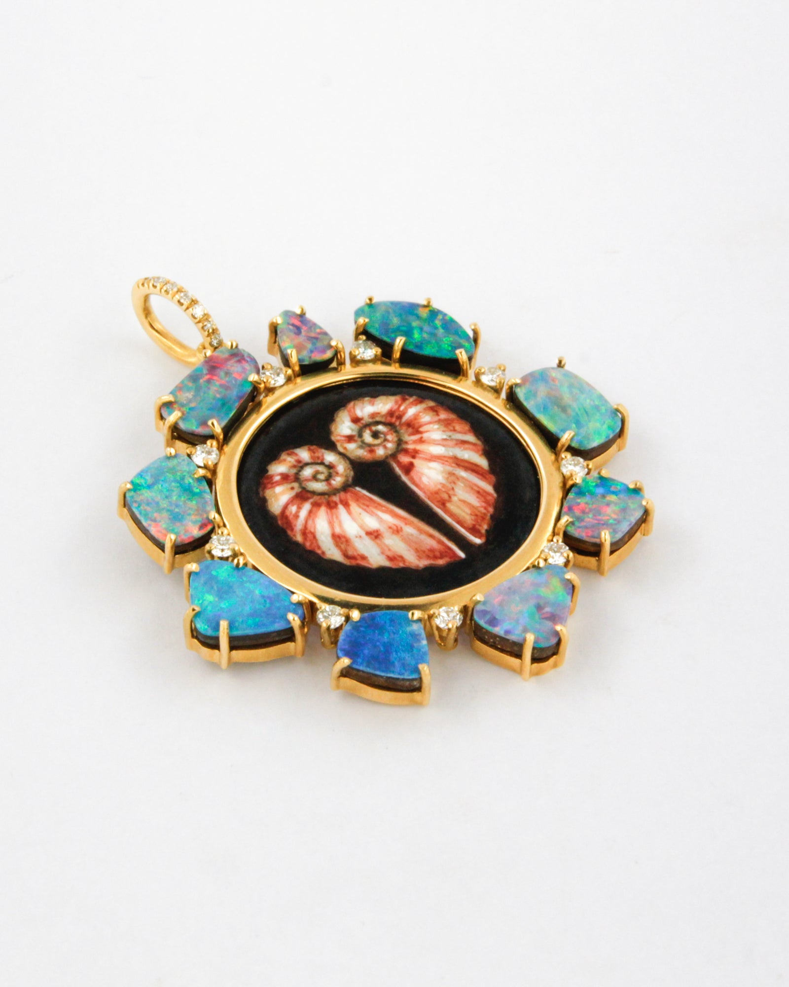 Ciondolo Conchiglie in oro giallo 18K con smalto a fuoco dipinto a mano, opali multicolore e diamanti bianchi – Merù Gioielli