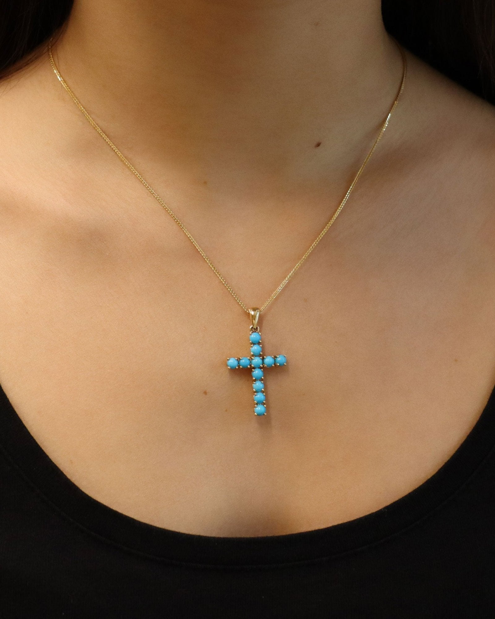 Ciondolo croce in oro giallo 18 carati con semisfere di turchese.