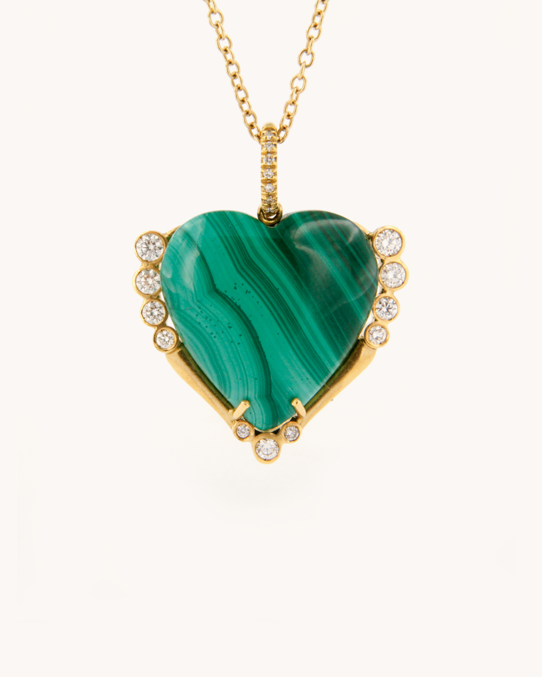 Ciondolo cuore in malachite naturale e diamanti in oro giallo 18K