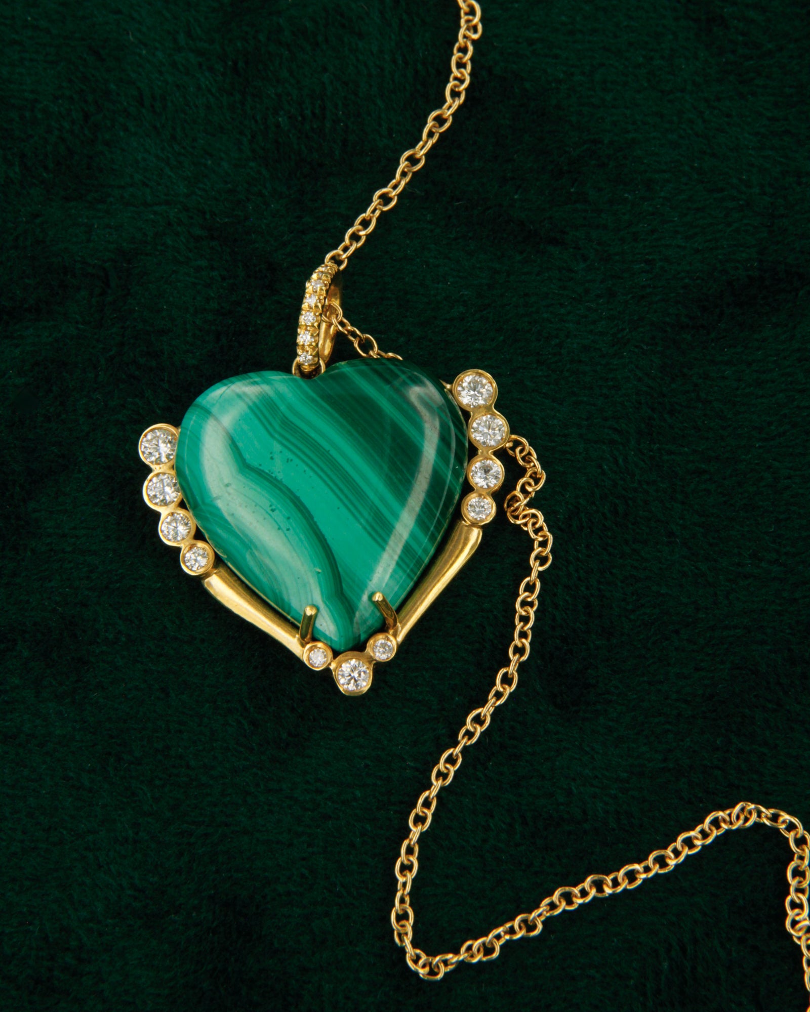 Ciondolo cuore in malachite naturale e diamanti in oro giallo 18K