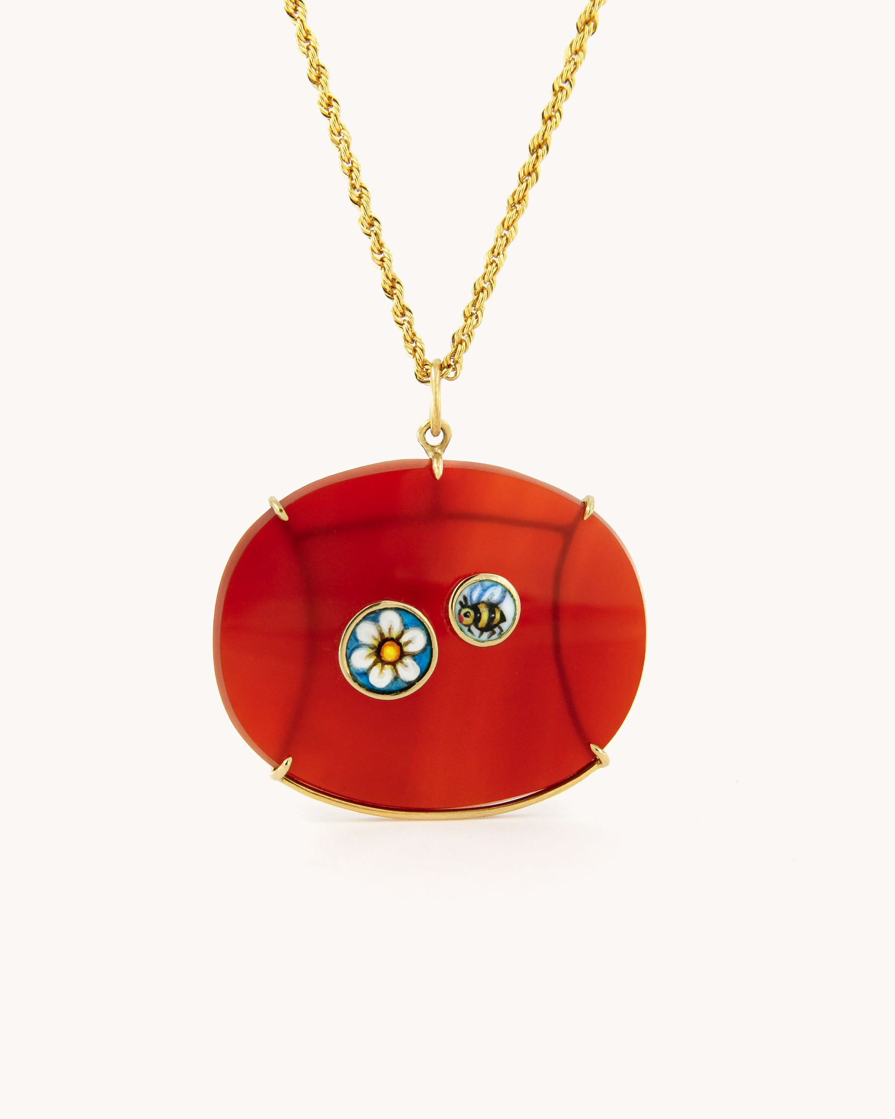 Ciondolo Dolce Promessa con corniola in oro giallo 18K e dettagli in smalto dipinto a mano.