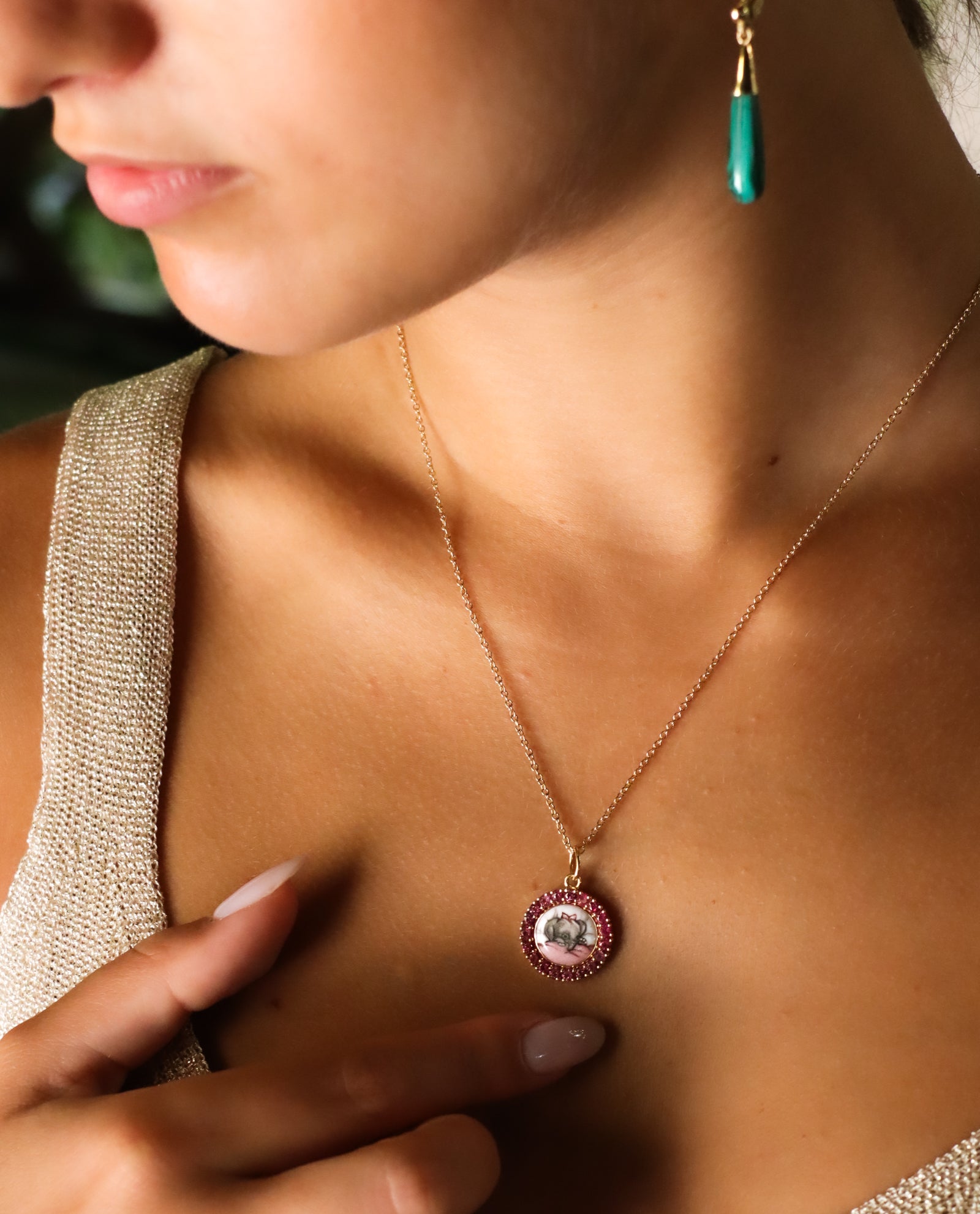 Ciondolo in oro giallo 18K con elefantino in smalto a fuoco dipinto a mano e cornice di zaffiri rosa.