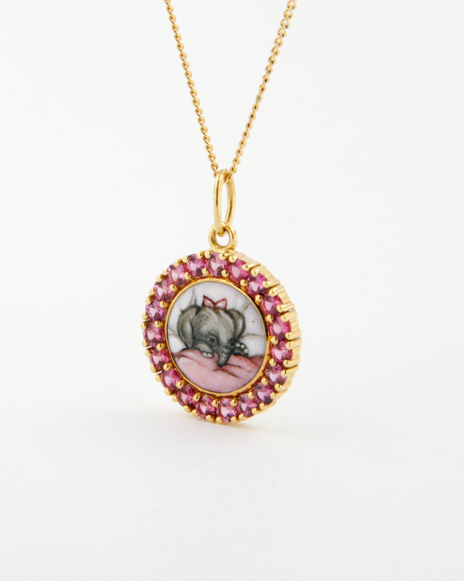 Ciondolo in oro giallo 18K con elefantino in smalto a fuoco dipinto a mano e cornice di zaffiri rosa.
