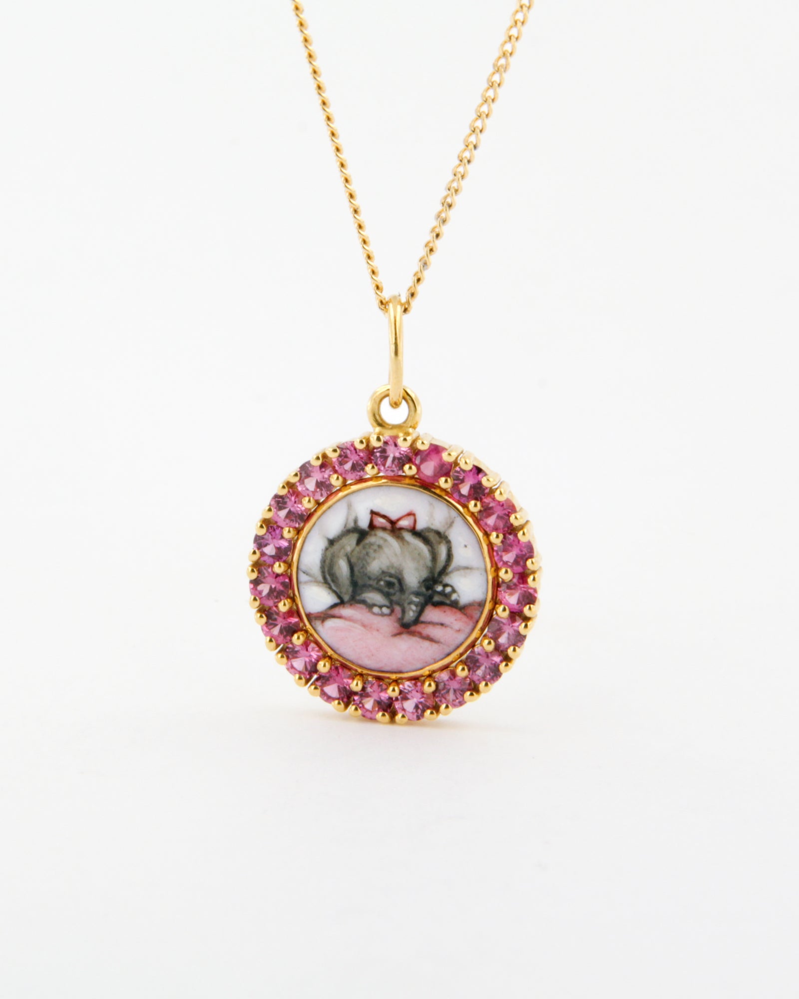 Ciondolo in oro giallo 18K con elefantino in smalto a fuoco dipinto a mano e cornice di zaffiri rosa.