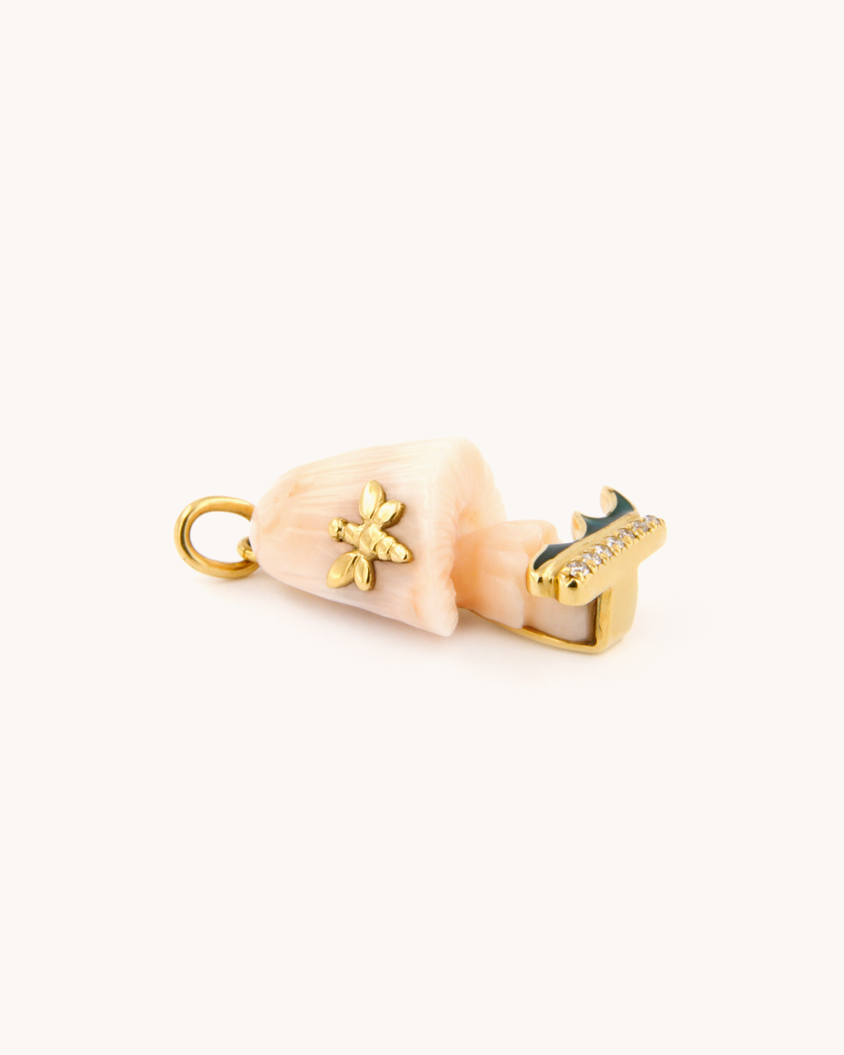 Ciondolo fungo in corallo peau d’ange e oro giallo 18K con smalto verde e diamanti