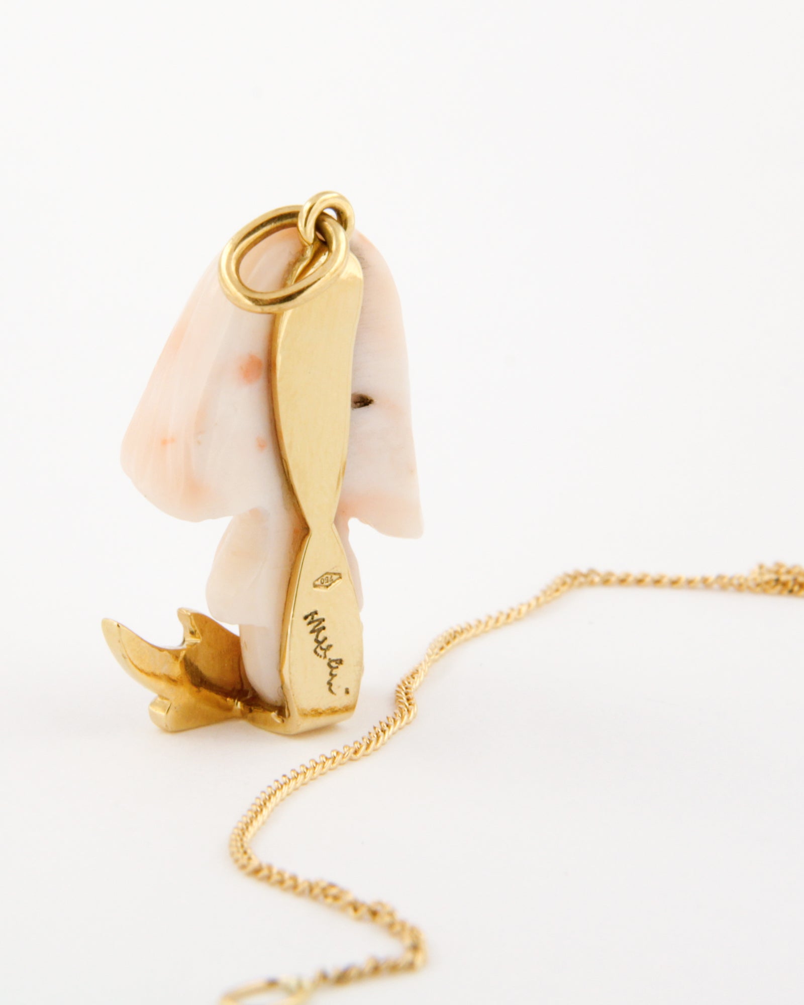 Ciondolo fungo in corallo peau d’ange e oro giallo 18K con smalto verde e diamanti