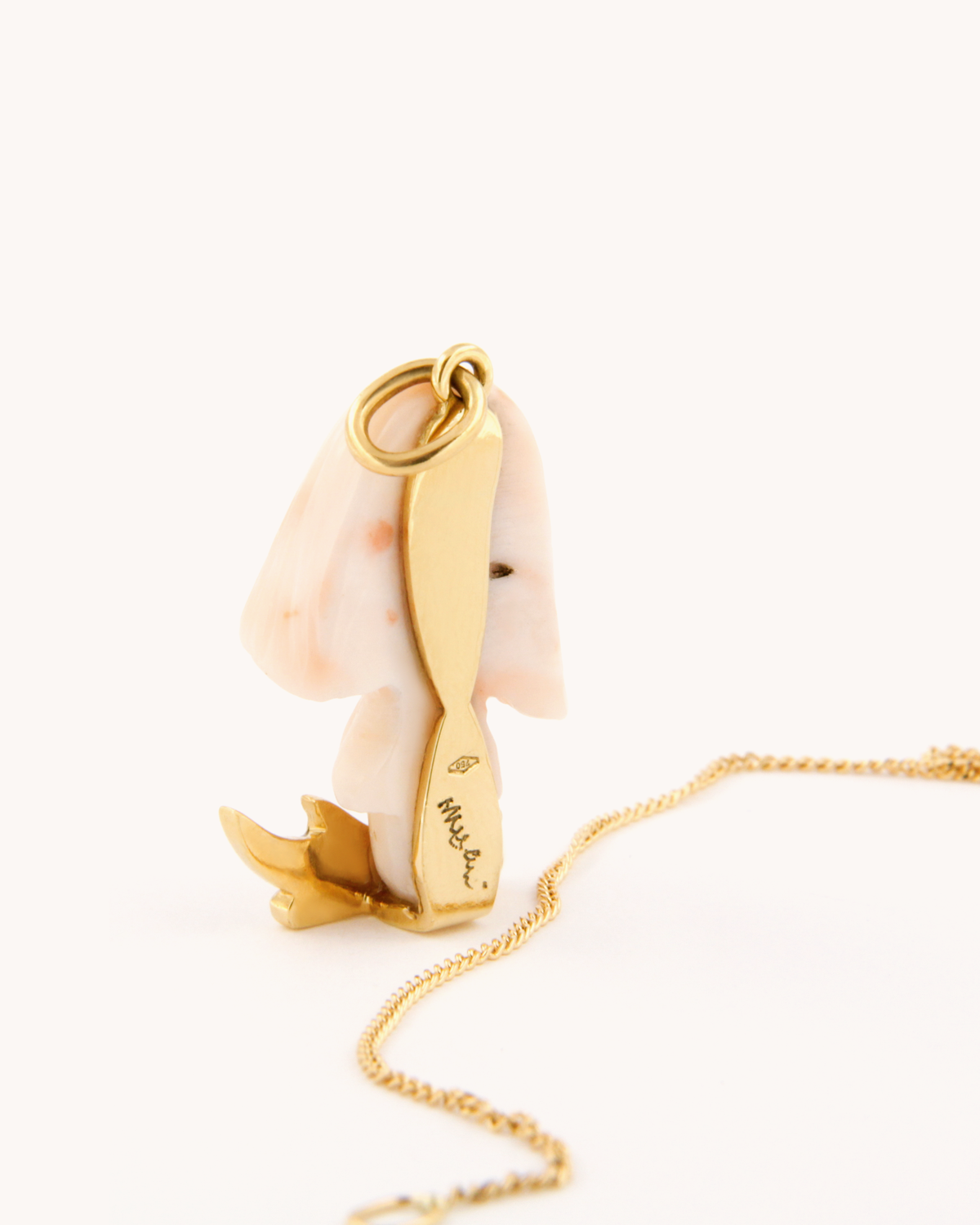 Ciondolo fungo in corallo peau d’ange e oro giallo 18K con smalto verde e diamanti