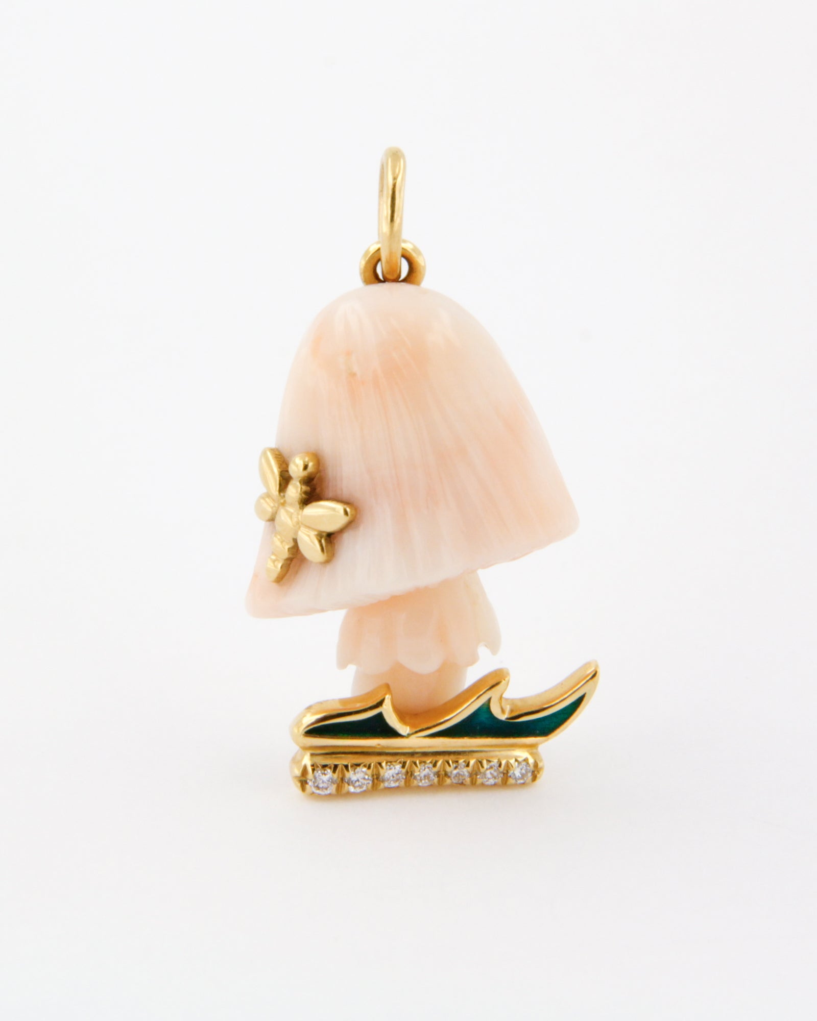 Ciondolo fungo in corallo peau d’ange e oro giallo 18K con smalto verde e diamanti
