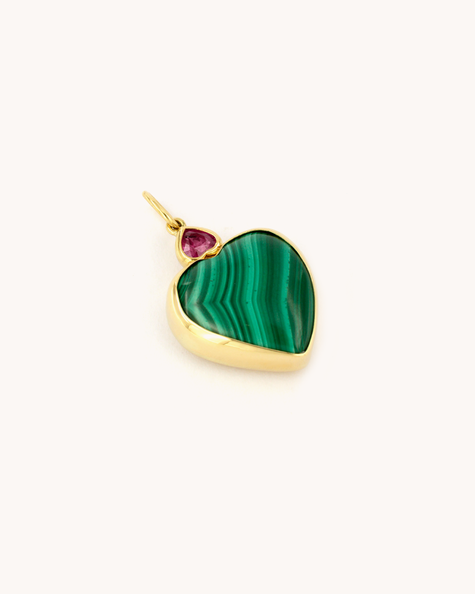 Dettaglio del ciondolo in malachite con rubino e oro giallo 18 carati