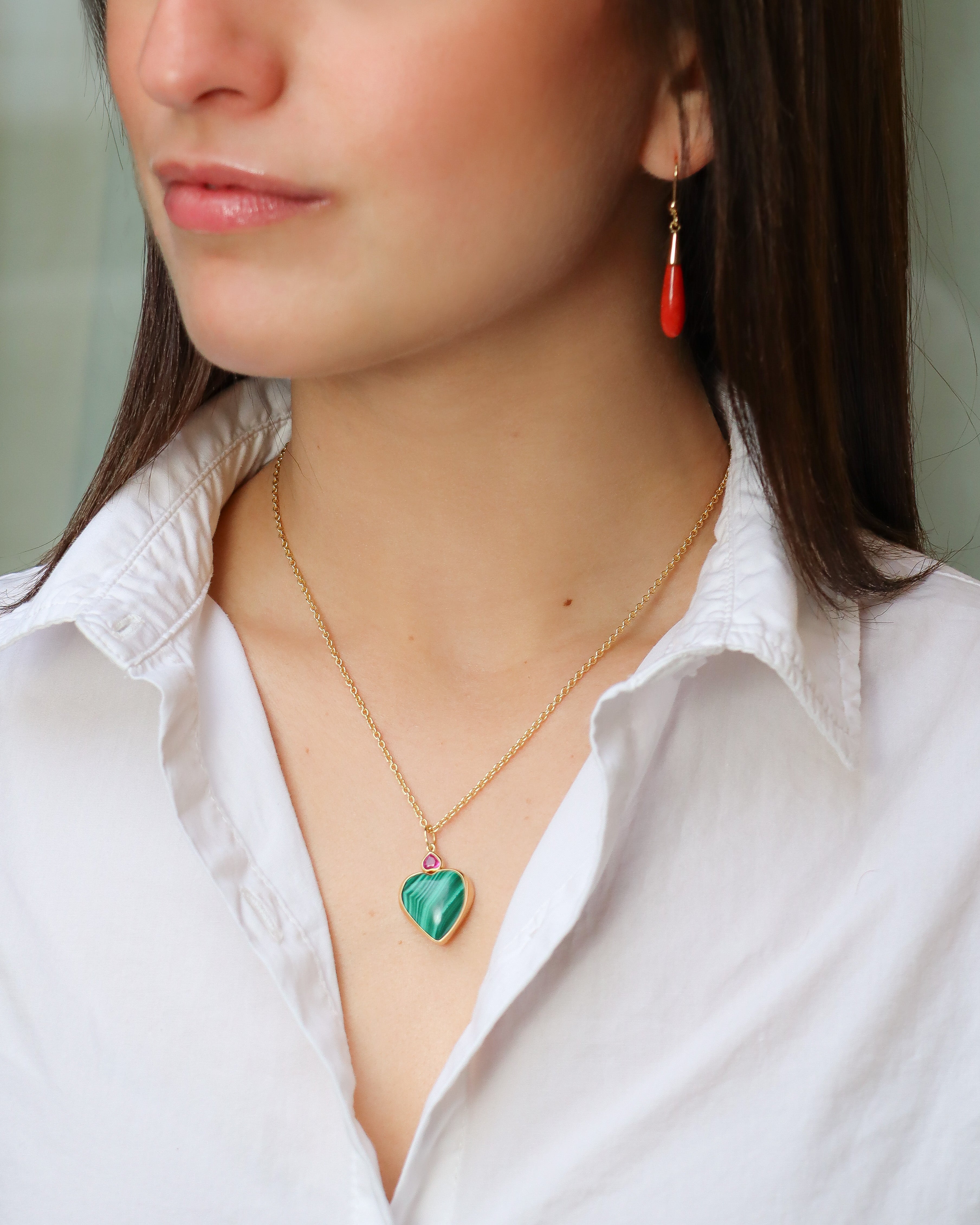 Ciondolo in malachite con rubino e oro giallo 18 carati