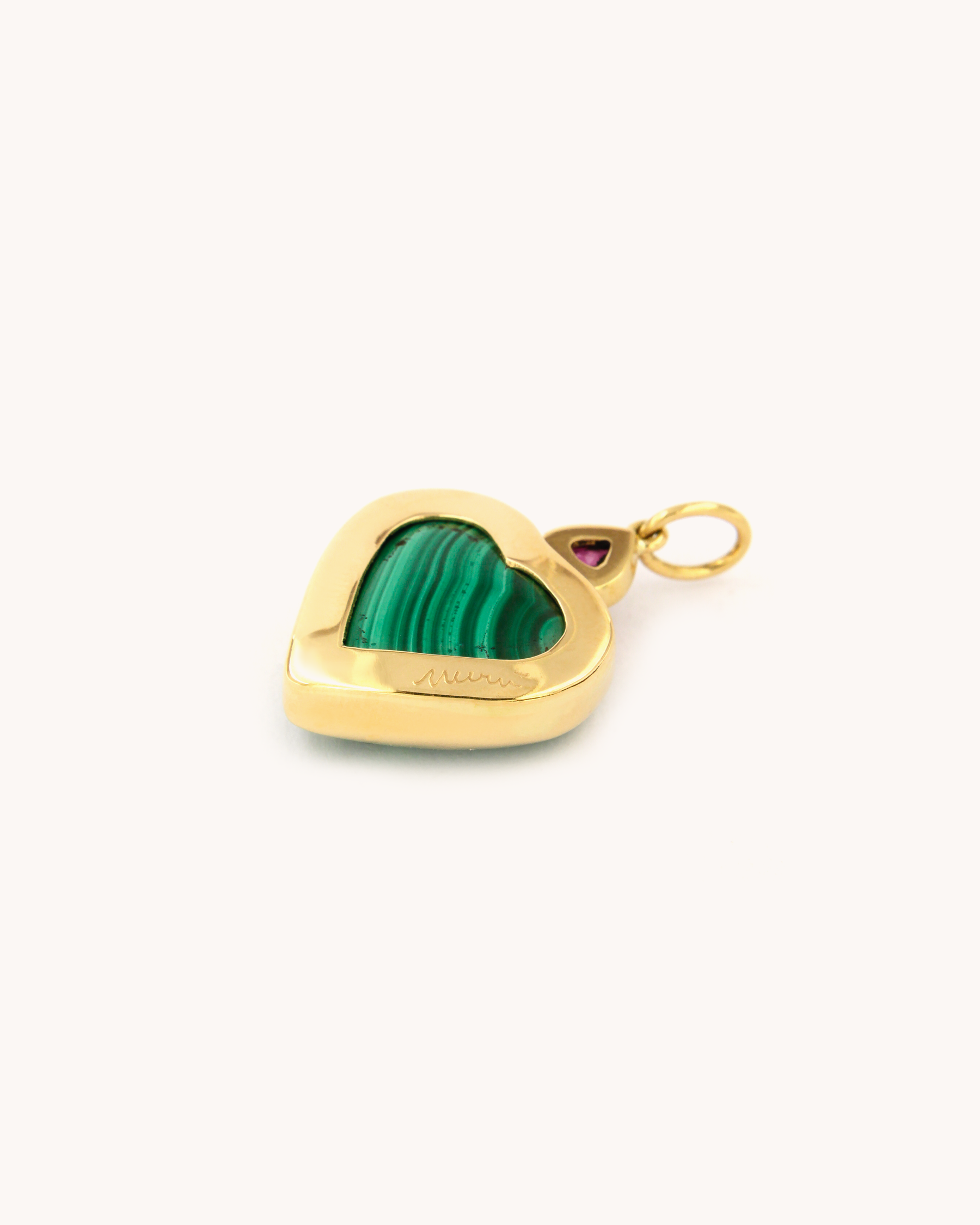 Dettaglio del ciondolo in malachite con rubino e oro giallo 18 carati