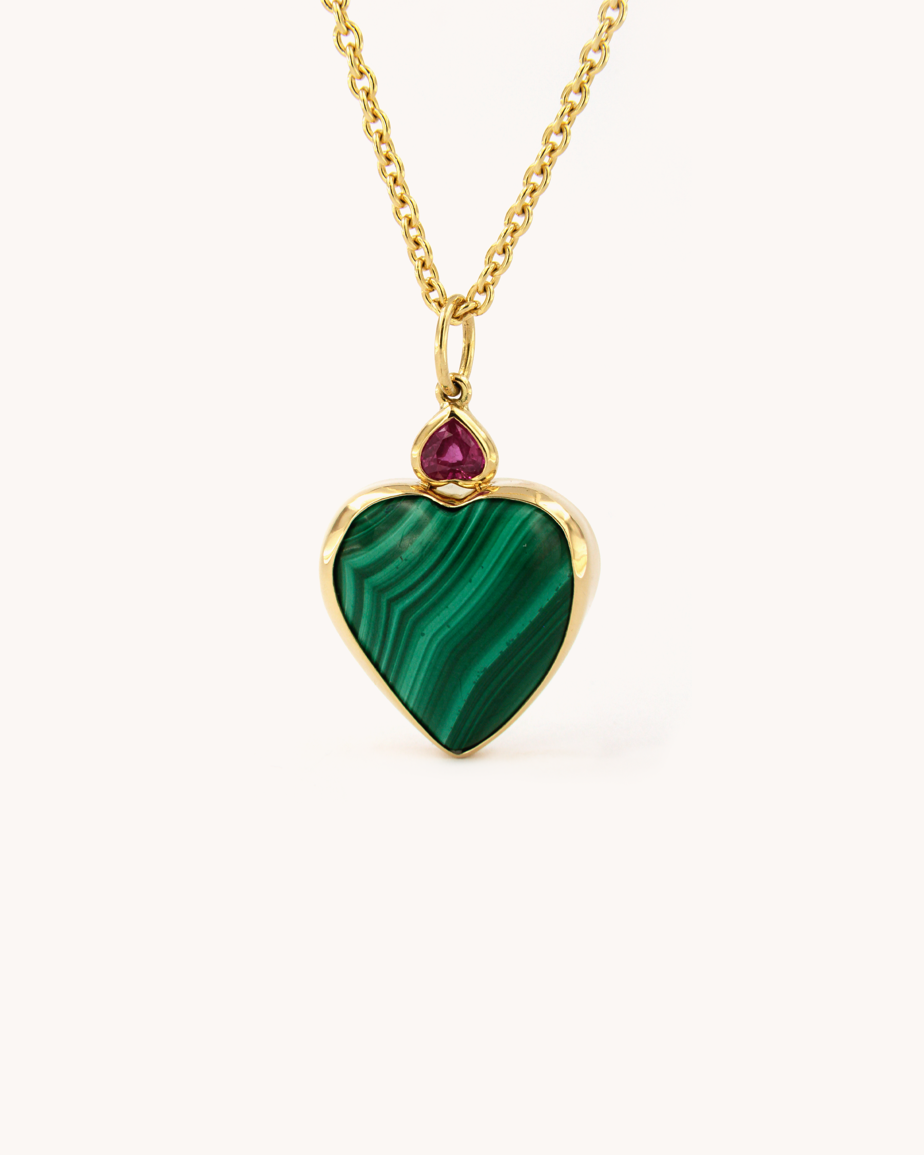 Dettaglio del ciondolo in malachite con rubino e oro giallo 18 carati