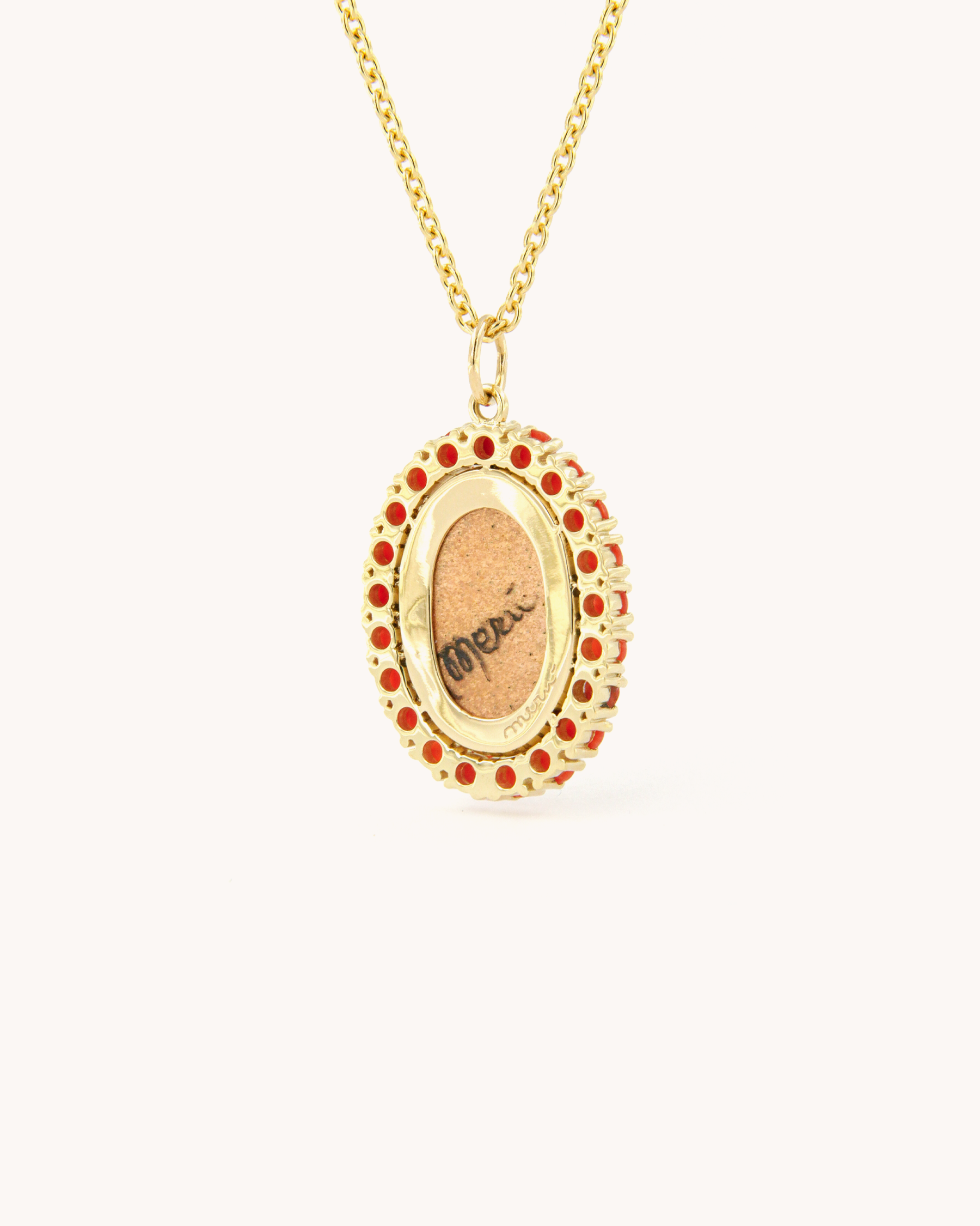 Ciondolo in oro giallo 18K con piuma di pavone dipinta a mano in smalto a fuoco e cornice di corallo rosso, firmato Merù Gioielli