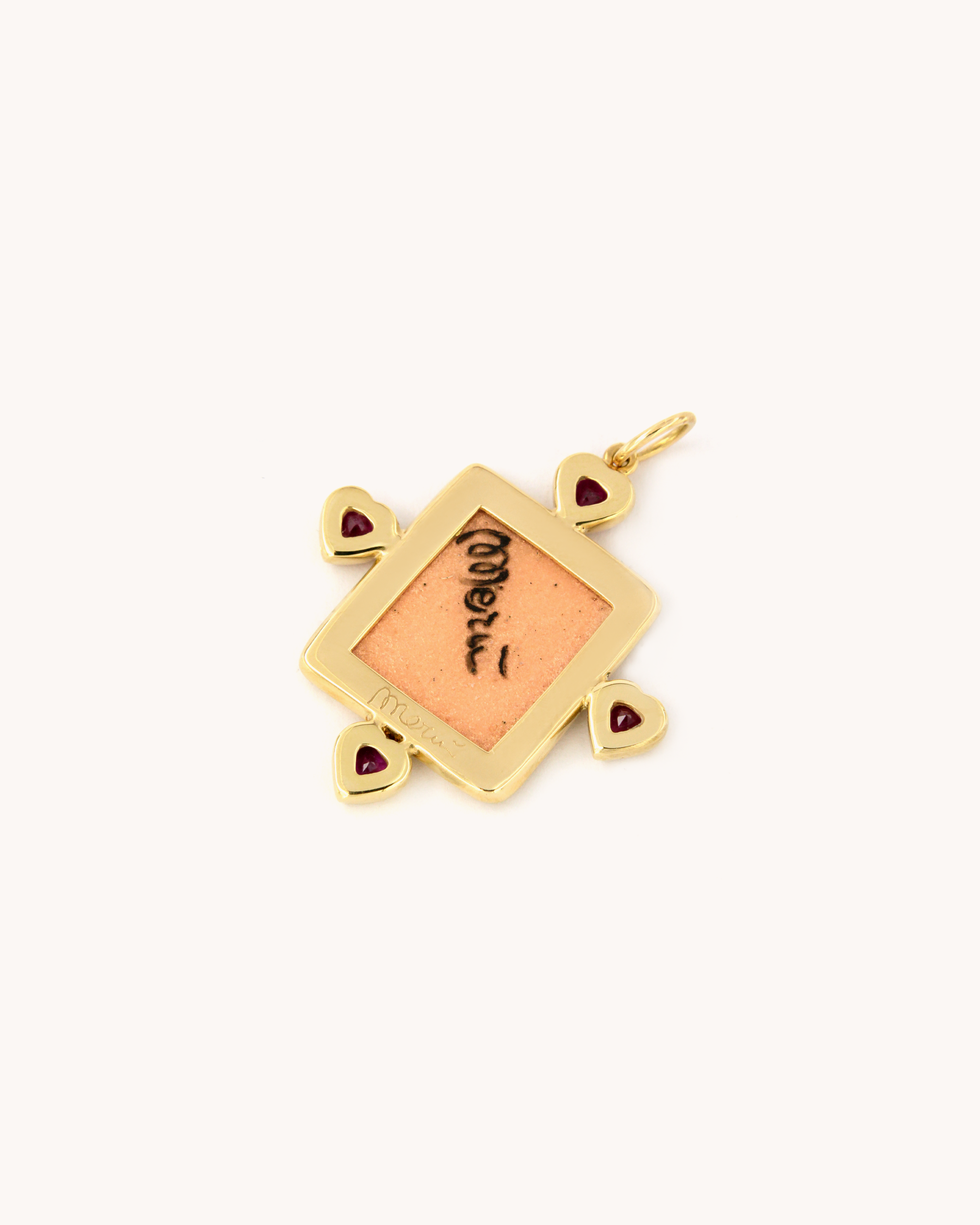 Ciondolo quadrato in oro giallo 18k con cavallo Incantato in smalto a fuoco dipinto a mano e quattro rubini a forma di cuore