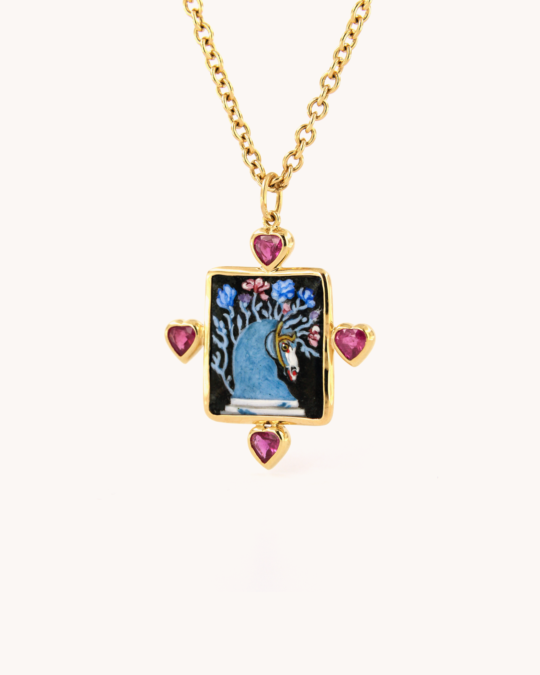 Ciondolo quadrato in oro giallo 18k con cavallo Incantato in smalto a fuoco dipinto a mano e quattro rubini a forma di cuore