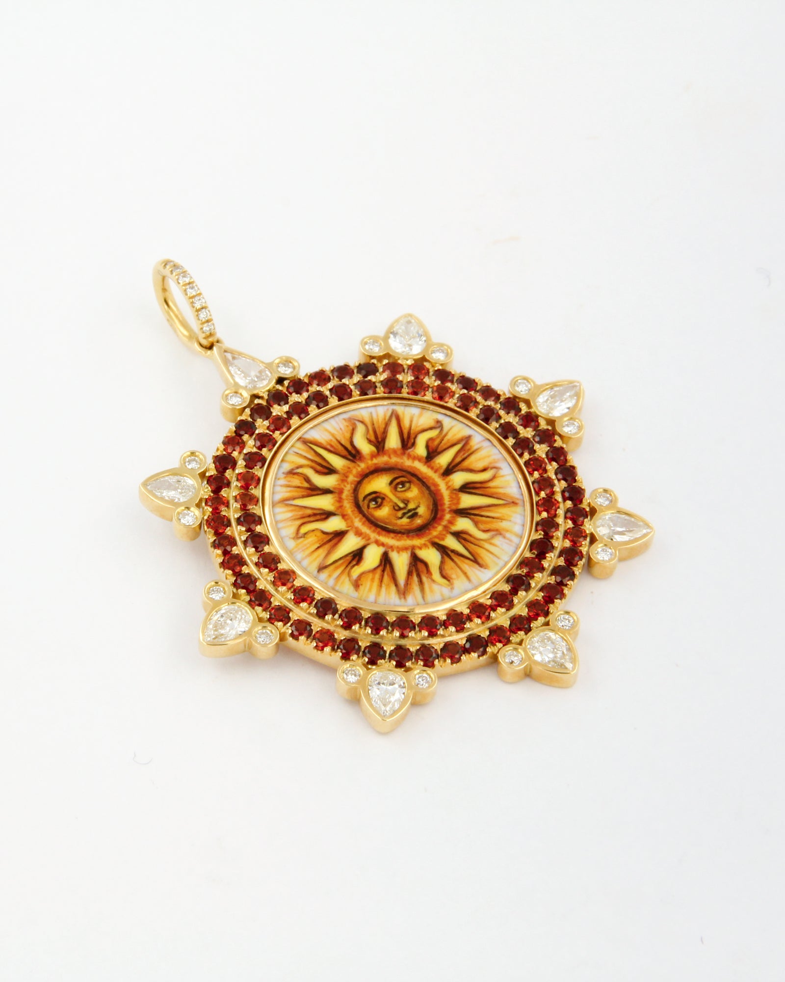 Ciondolo Re Sole in oro giallo 18K con smalto dipinto a mano, doppia corona di spessartite e diamanti.