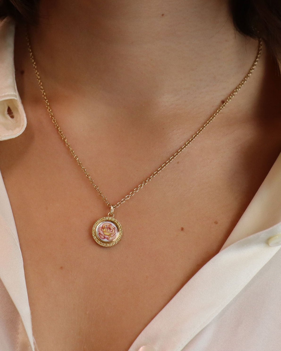 Ciondolo in oro giallo 18K con rosa in smalto a fuoco dipinta a mano e cornice di diamanti gialli.