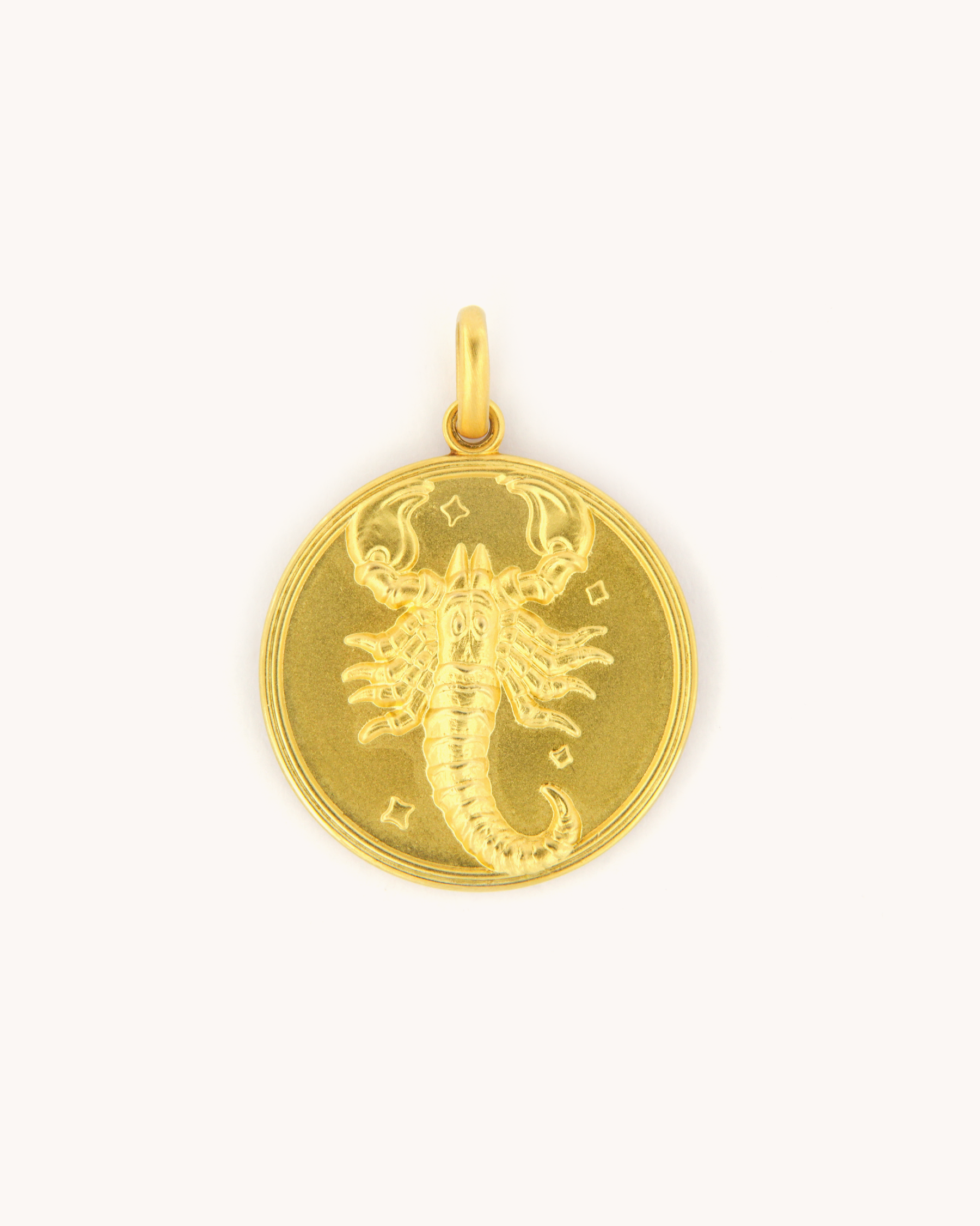 Ciondolo zodiacale Scorpione grande in oro giallo 18K con finitura satinata
