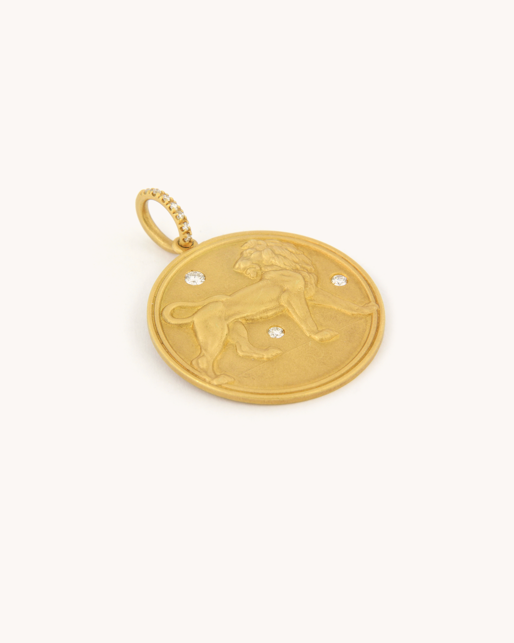 Ciondolo Leone grande in oro giallo 18K con diamanti incastonati su medaglia satinata