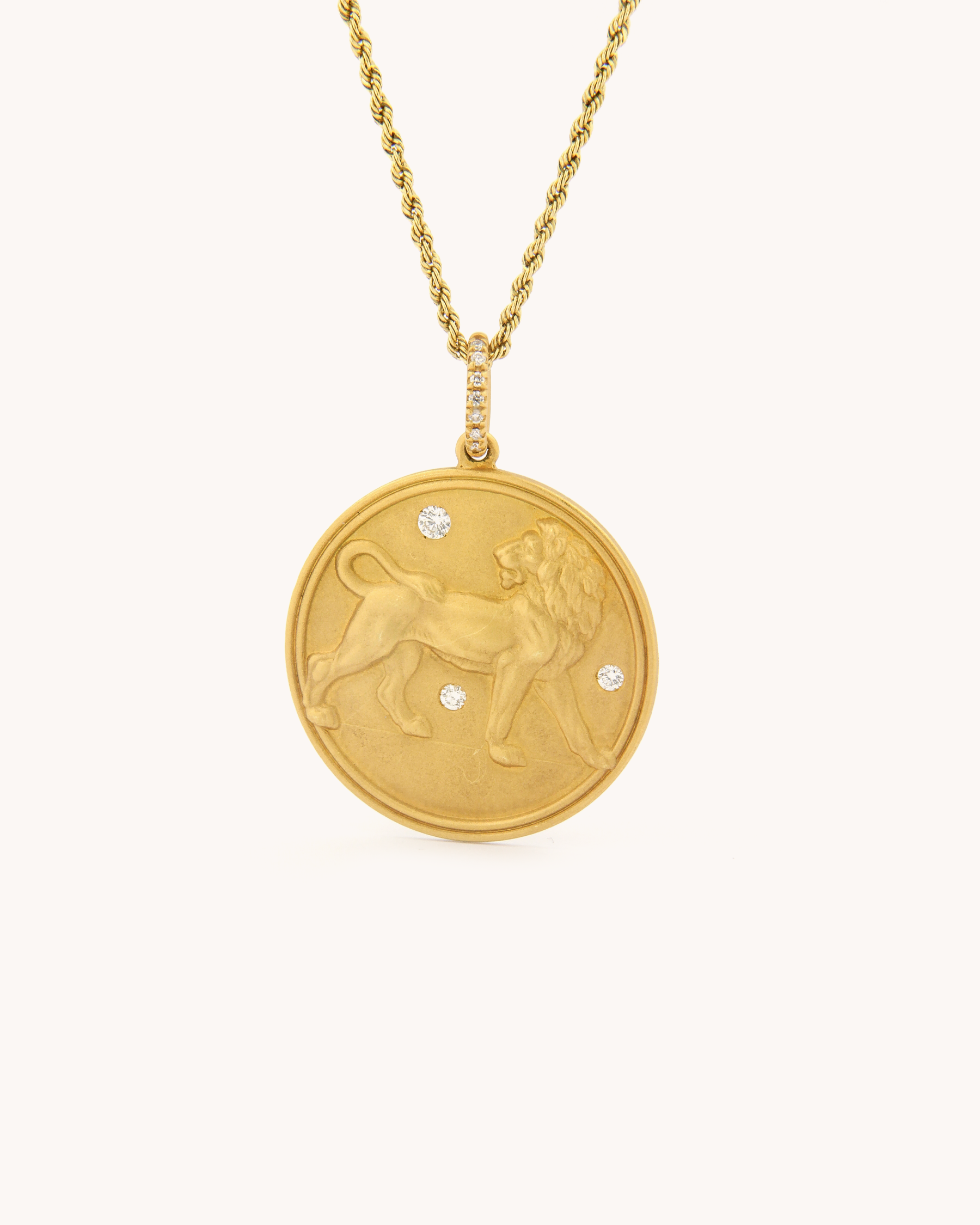 Ciondolo Leone grande in oro giallo 18K con diamanti incastonati su medaglia satinata