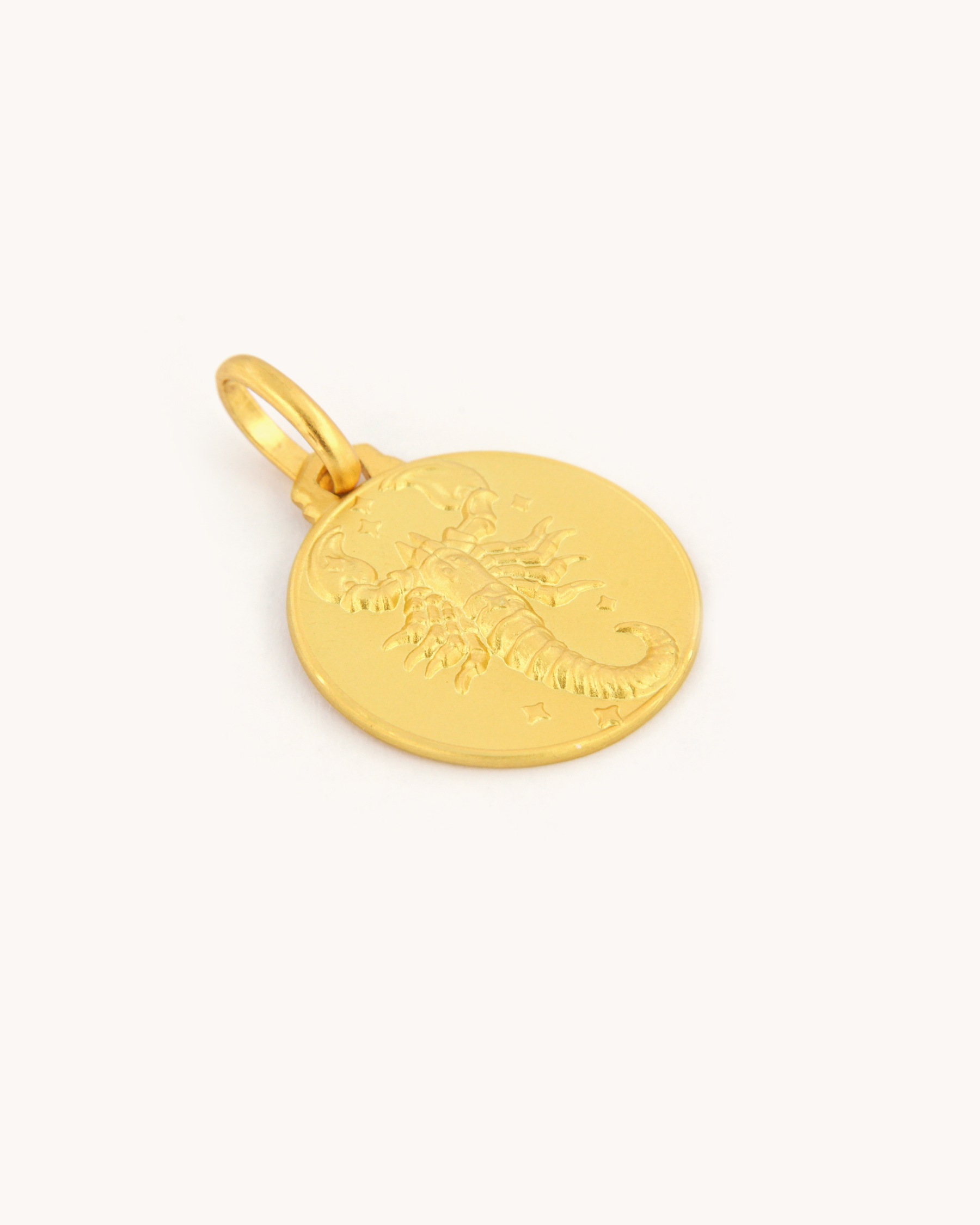 Ciondolo zodiacale Scorpione piccolo in oro giallo 18K con finitura satinata