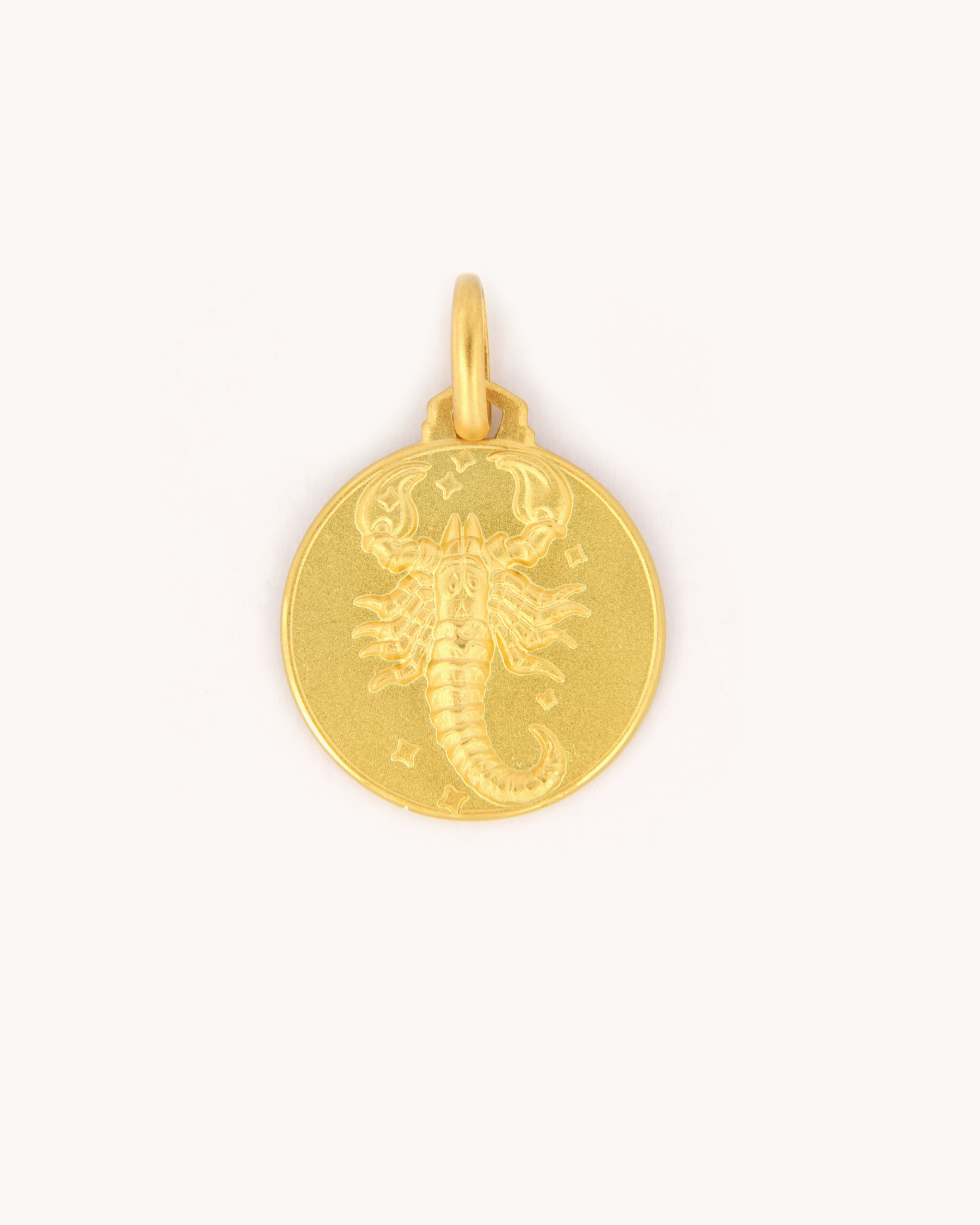 Ciondolo zodiacale Scorpione piccolo in oro giallo 18K con finitura satinata