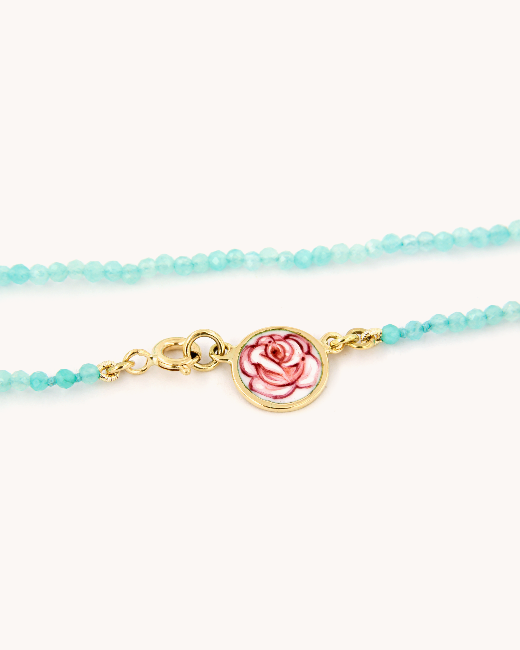 Collana Coloris con perline di amazzonite, pendente rosa smaltata a fuoco e chiusura in oro giallo 18 carati