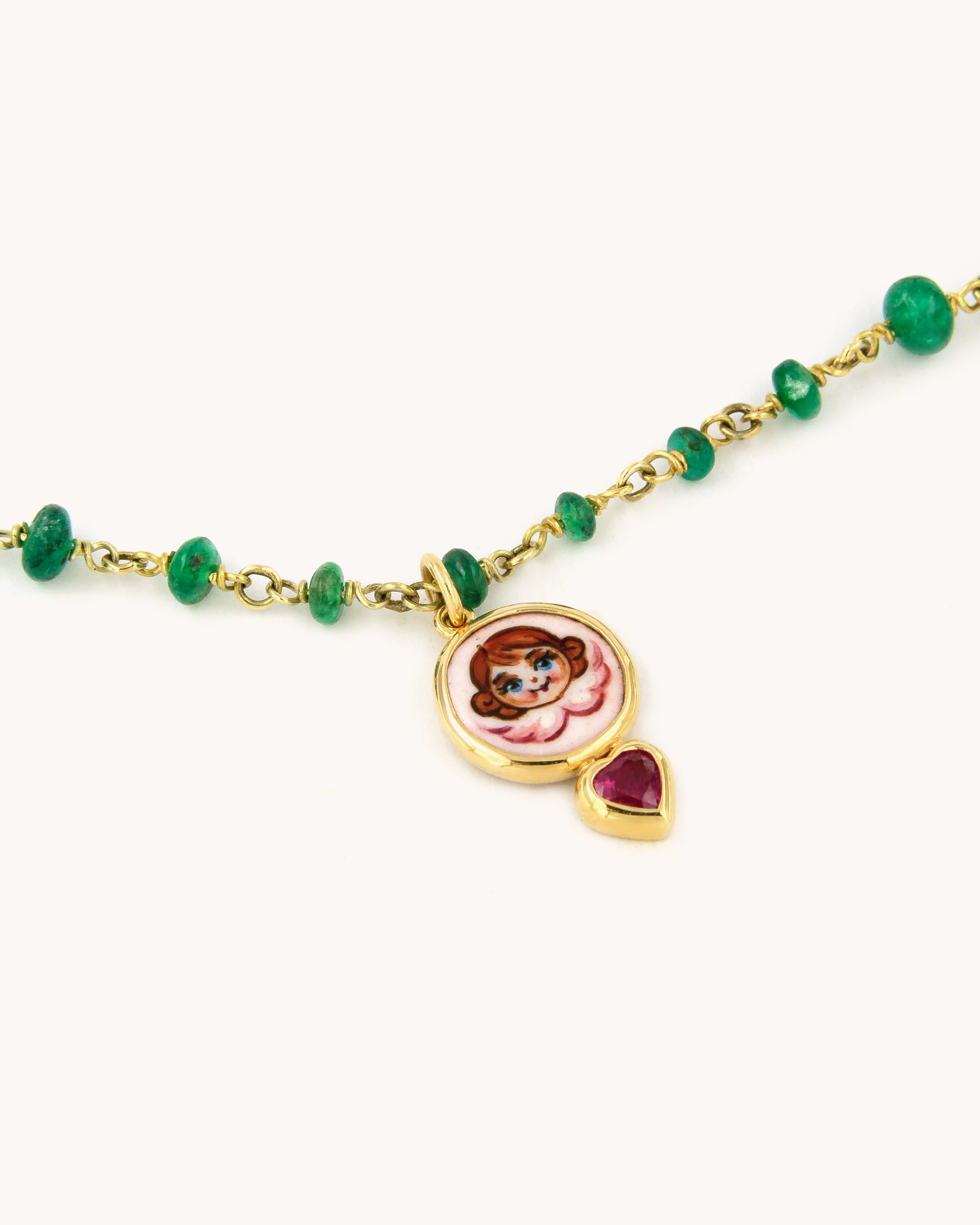 Collana Angelo in oro giallo 18K con radici di smeraldo, pendente con angelo dipinto a mano in smalto a fuoco e rubino a forma di cuore