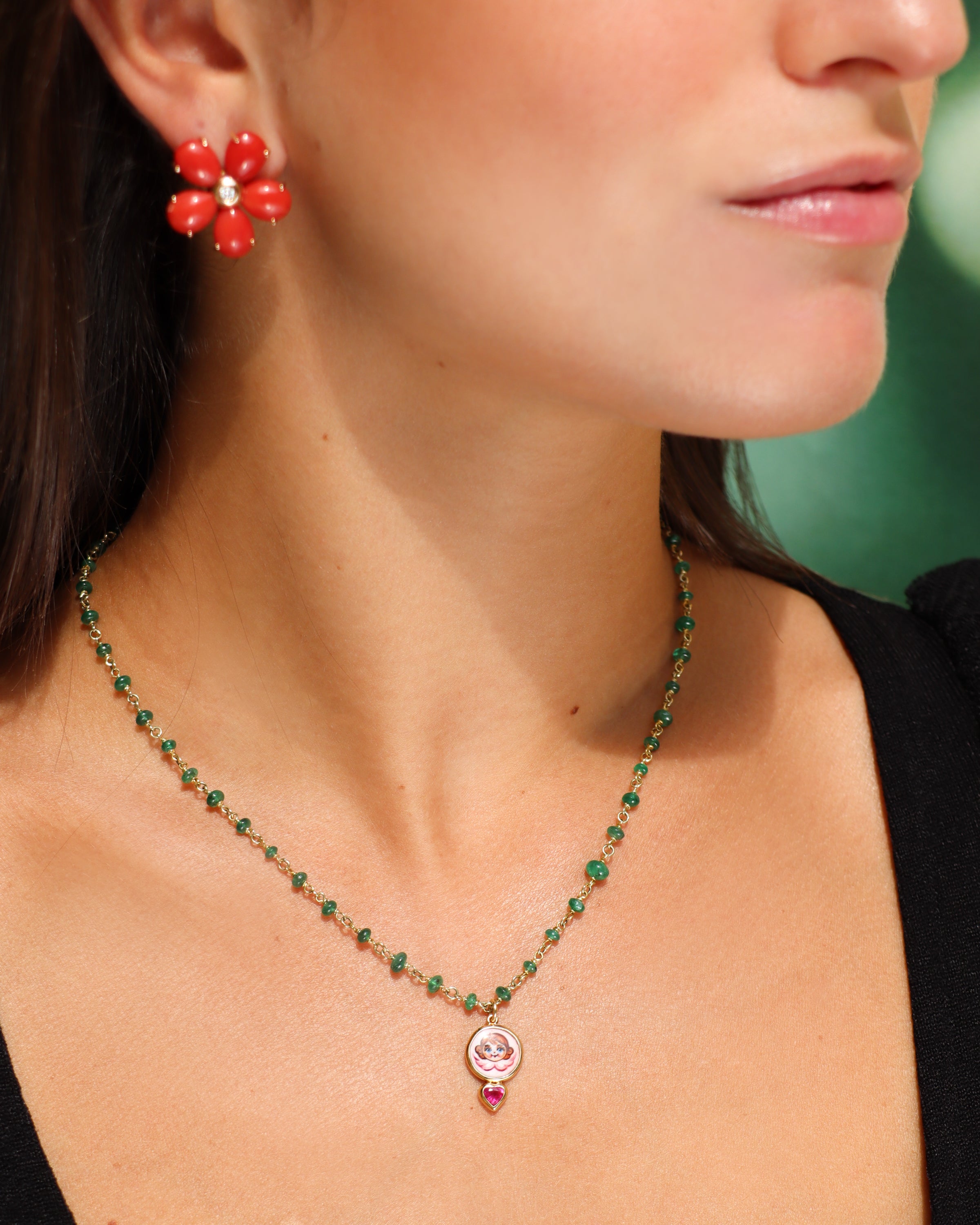 Collana Angelo in oro giallo 18K con radici di smeraldo, pendente con angelo dipinto a mano in smalto a fuoco e rubino a forma di cuore