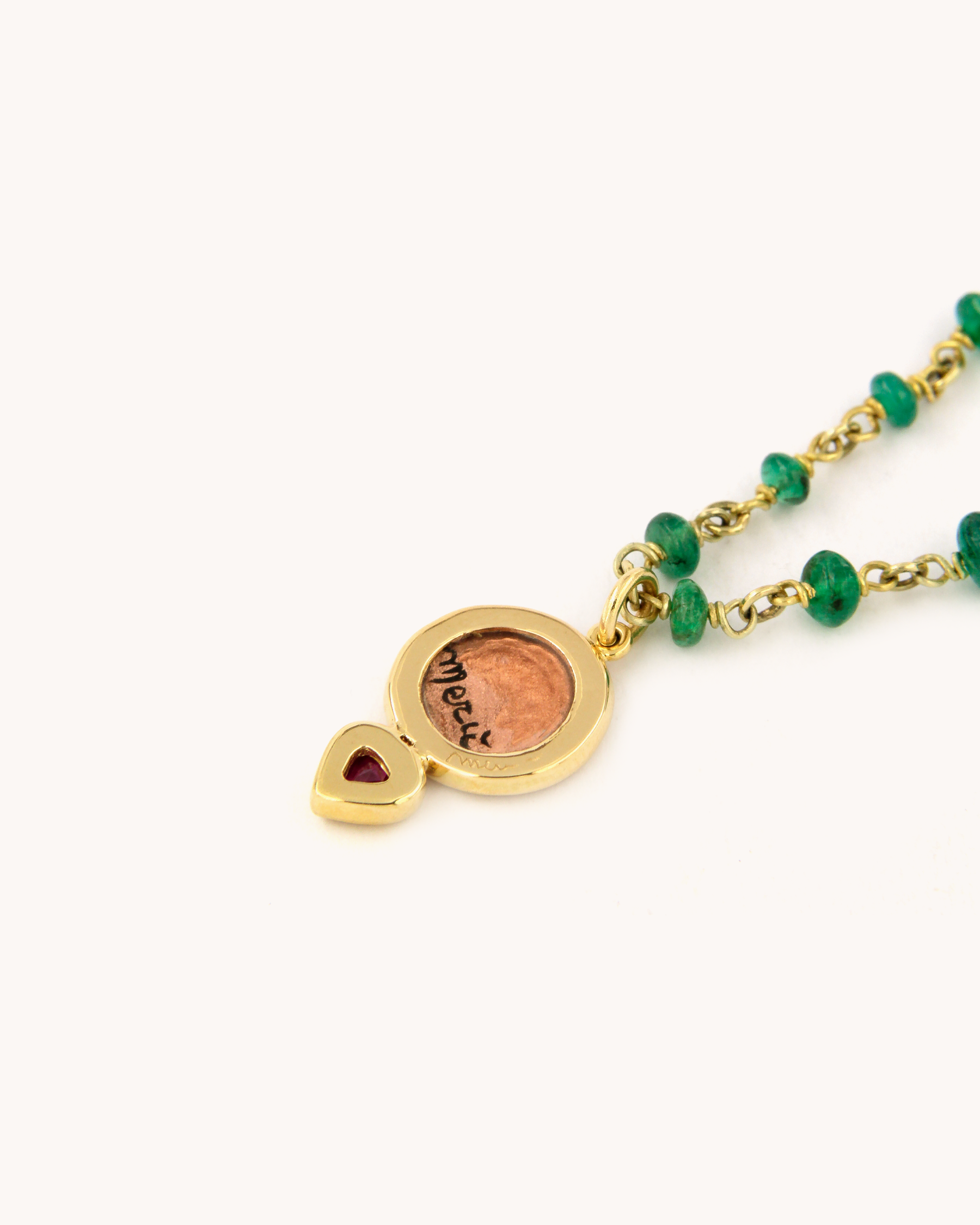 Collana Angelo in oro giallo 18K con radici di smeraldo, pendente con angelo dipinto a mano in smalto a fuoco e rubino a forma di cuore