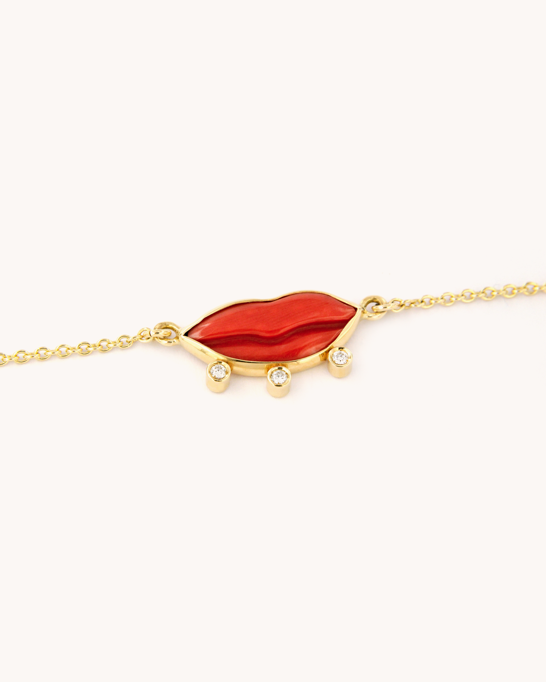 Collana Bacio in corallo rosso con tre diamanti, realizzata in oro giallo 18 carati, Merù Gioielli.
