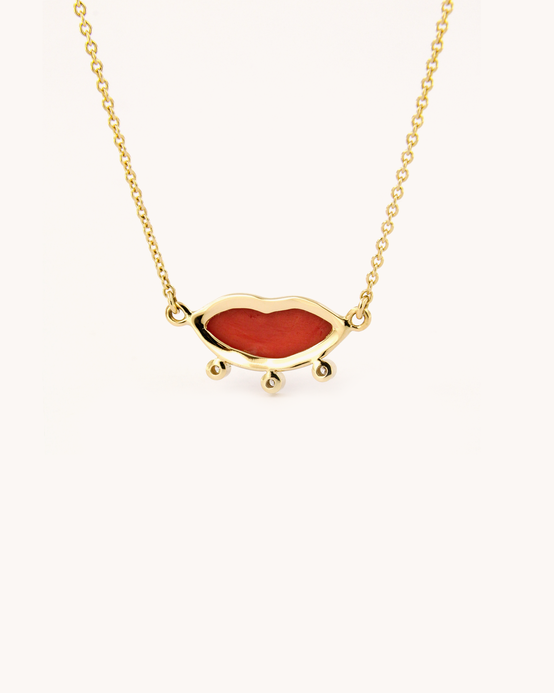 Collana Bacio in corallo rosso con tre diamanti, realizzata in oro giallo 18 carati, Merù Gioielli.
