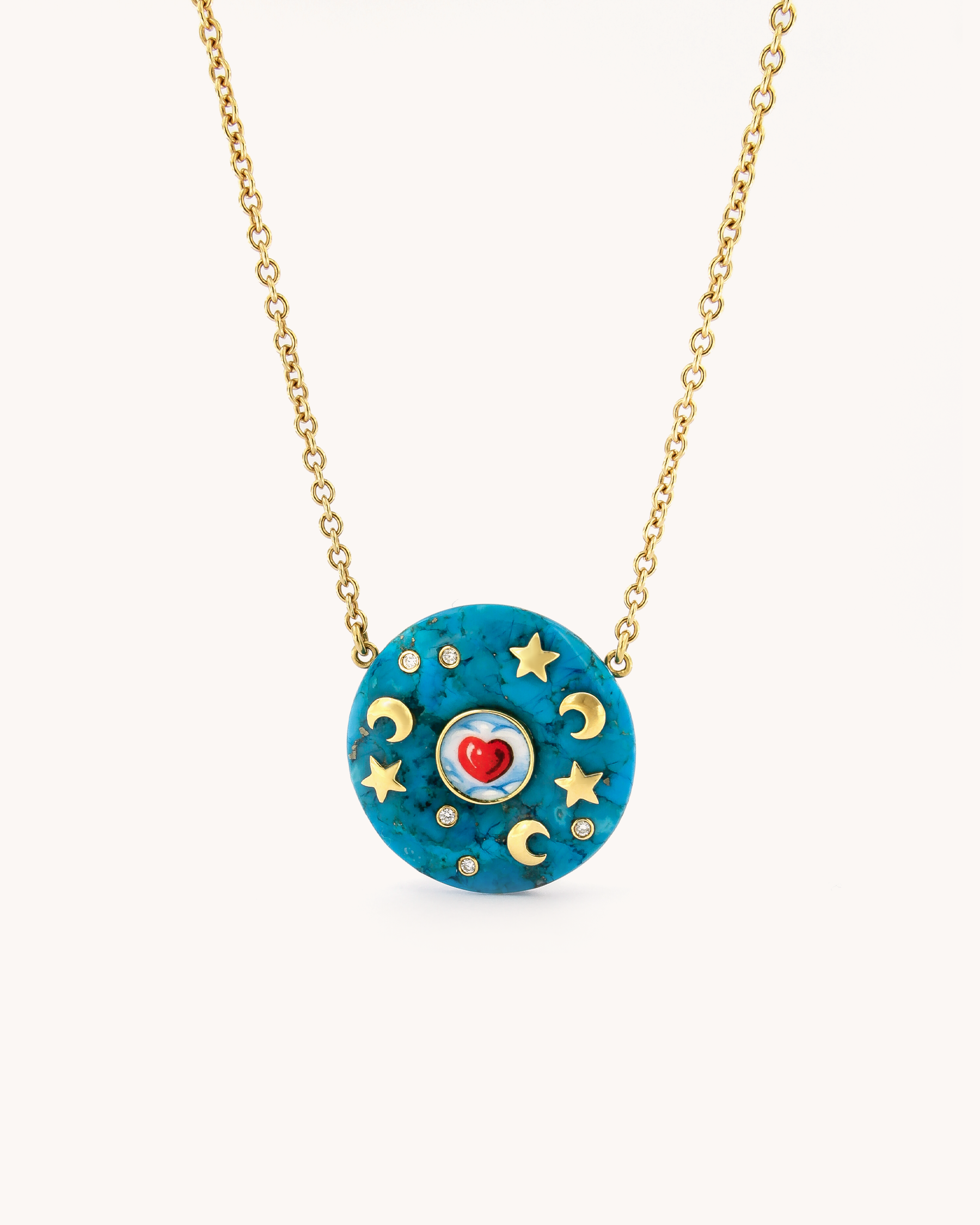 Collana in oro giallo 18 carati con rondella in turchese decorata da lune e stelle dorate in smalto dipinto a mano e diamanti bianchi.
