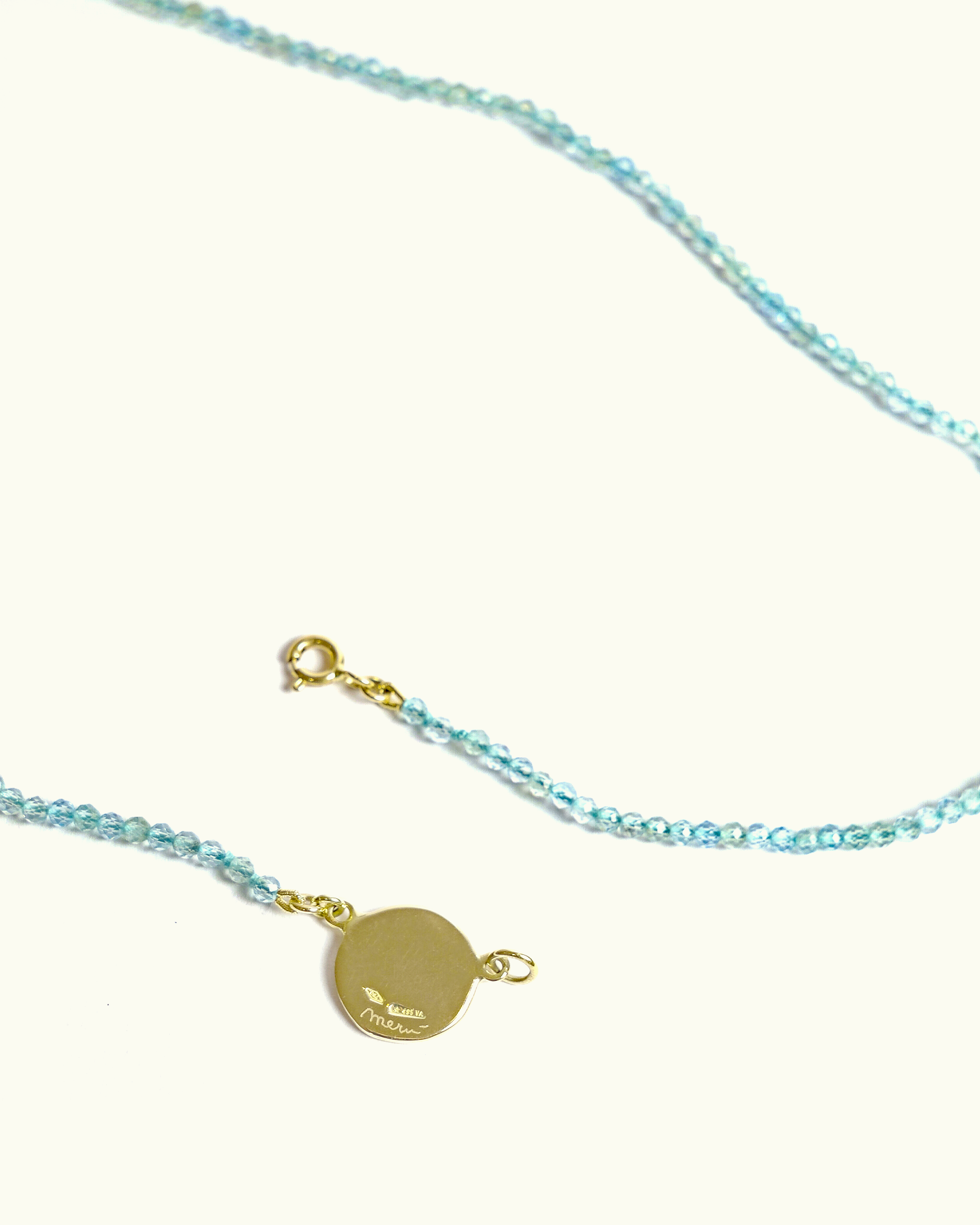 Collana Coloris Alba nell’Azzurro Limpido con perline di apatite azzurra e piastra in oro 18K smaltata a mano