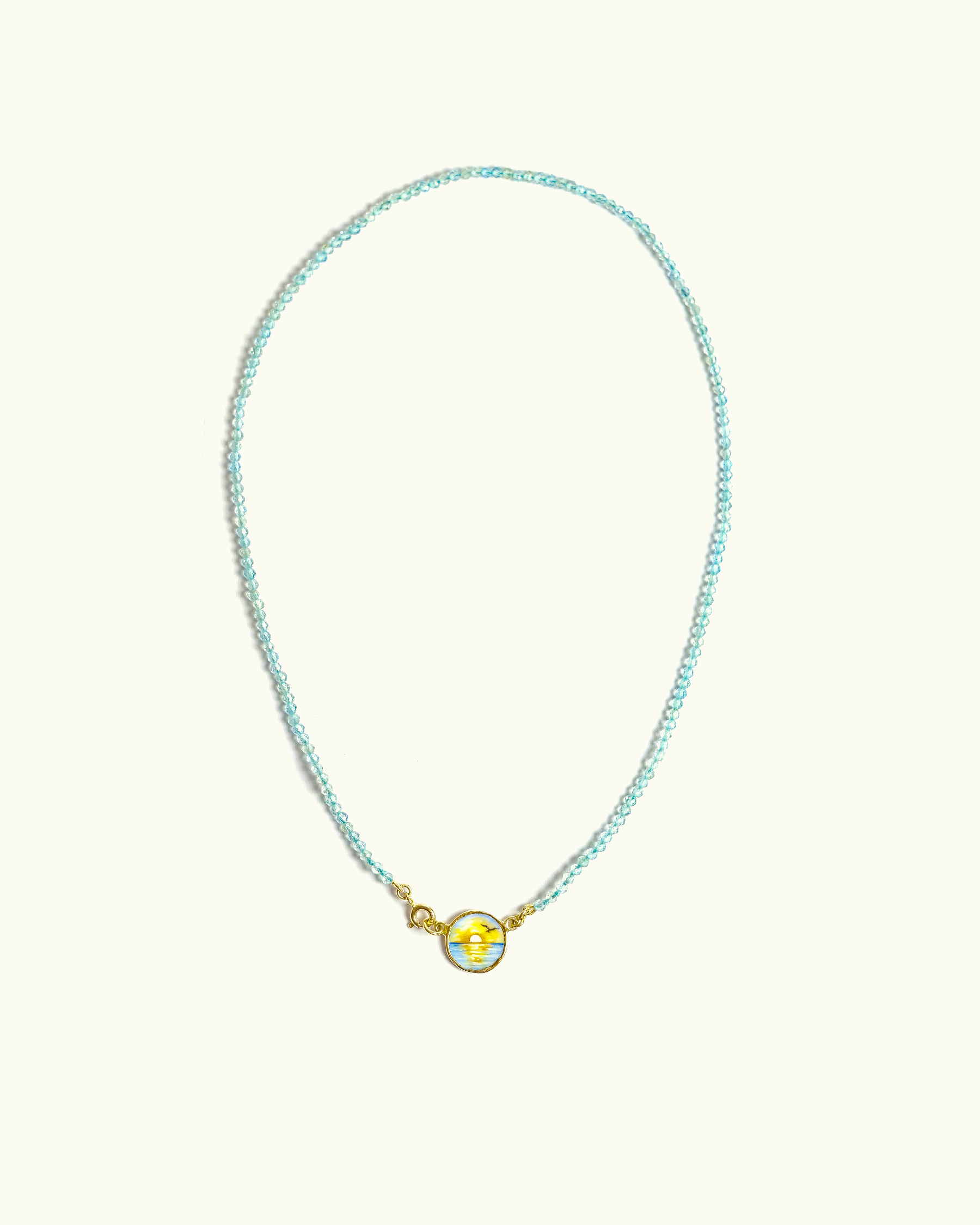 Collana Coloris Alba nell’Azzurro Limpido con perline di apatite azzurra e piastra in oro 18K smaltata a mano