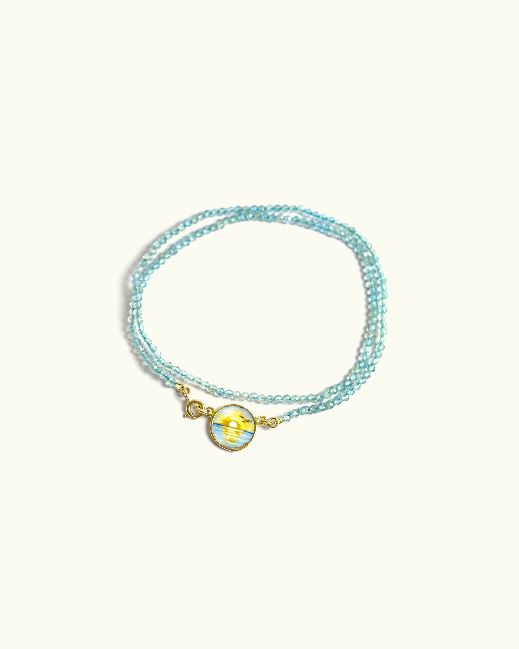 Collana Coloris Alba nell’Azzurro Limpido con perline di apatite azzurra e piastra in oro 18K smaltata a mano