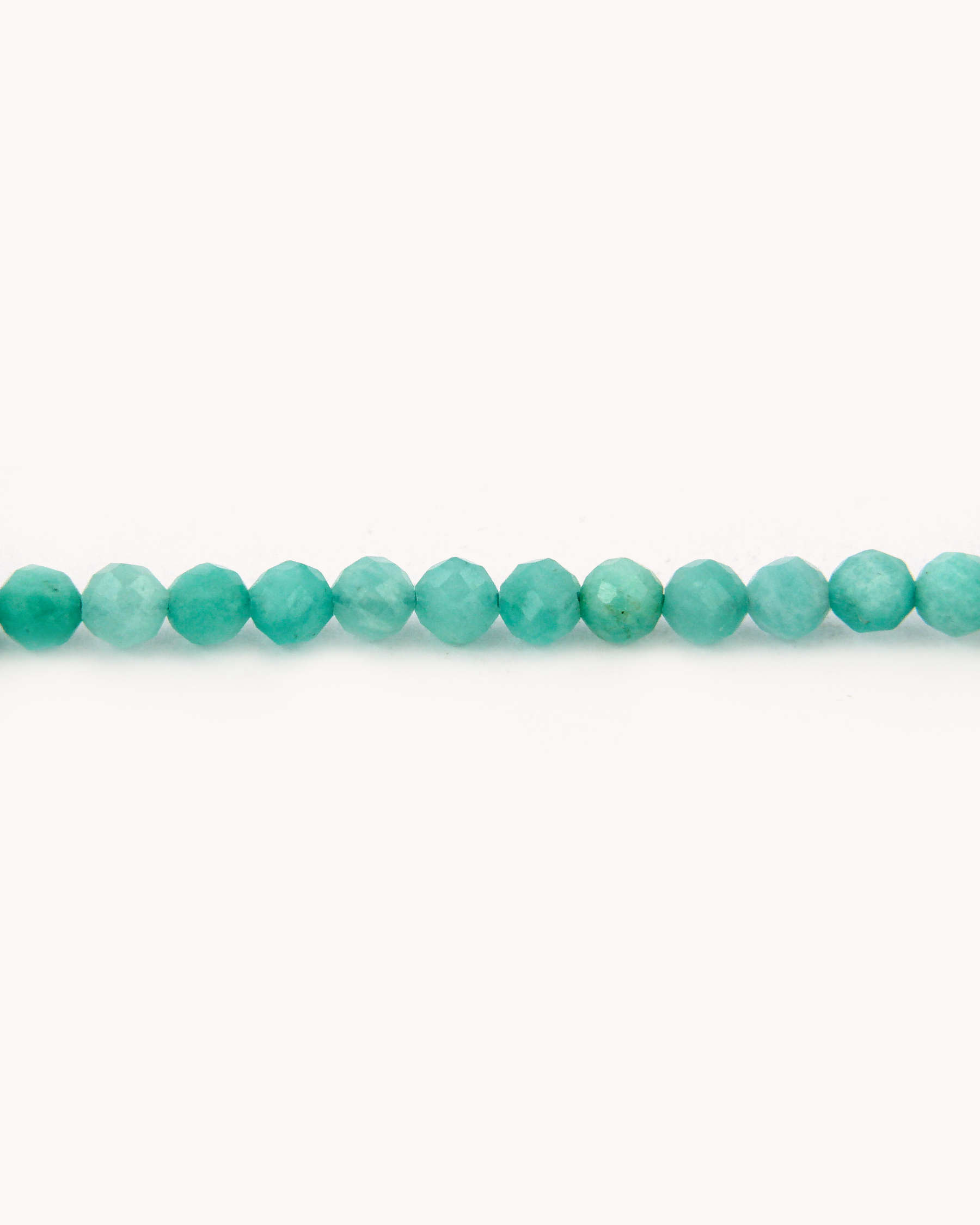 Collana Coloris Sirena Caudata con perline di amazzonite e piastra in oro giallo 18K raffigurante una sirena caudata dipinta a mano in smalto a fuoco