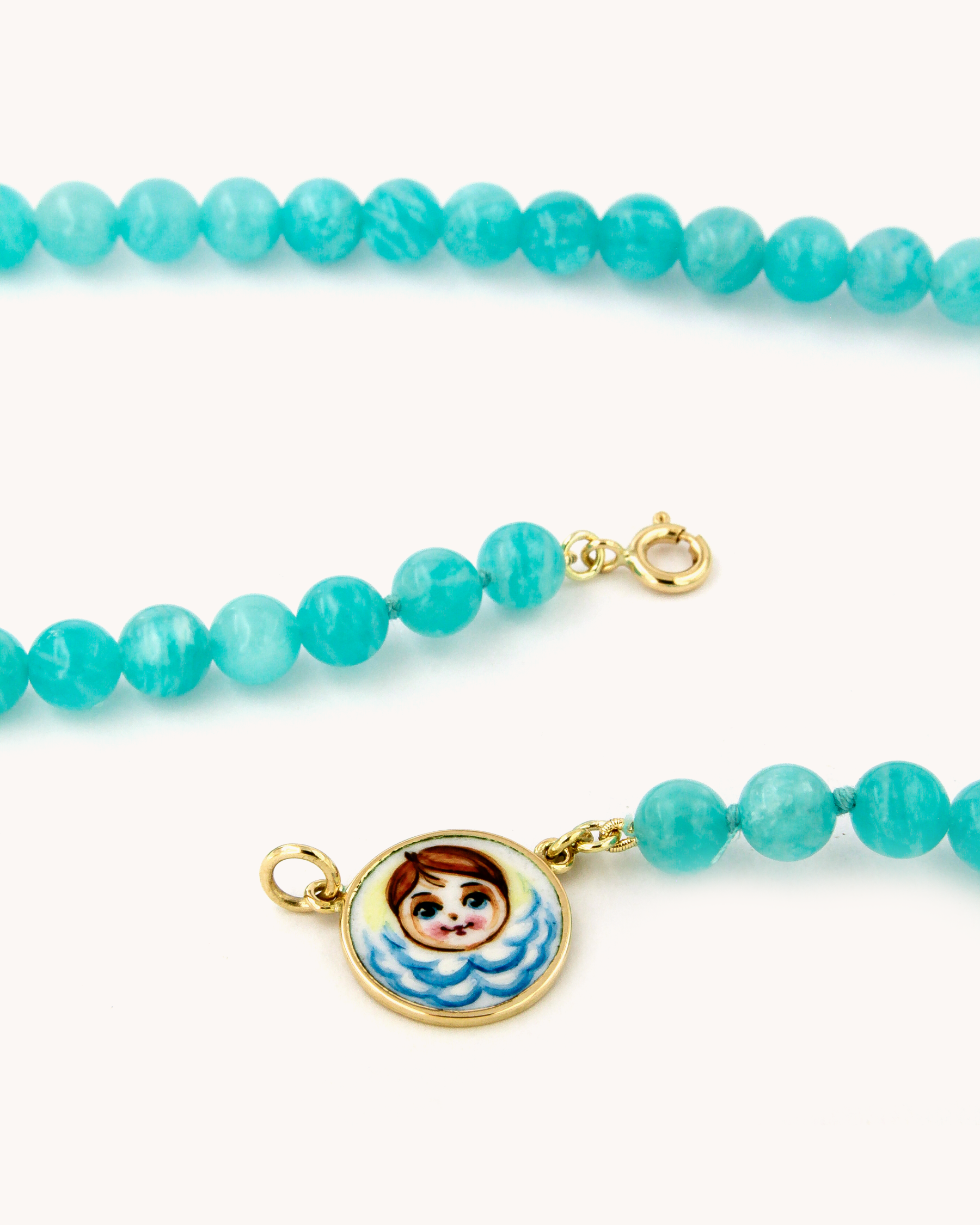 Collana Coloris Angelo con perle di amazzonite e piastrina in oro giallo 18 carati dipinta a mano in smalto a fuoco
