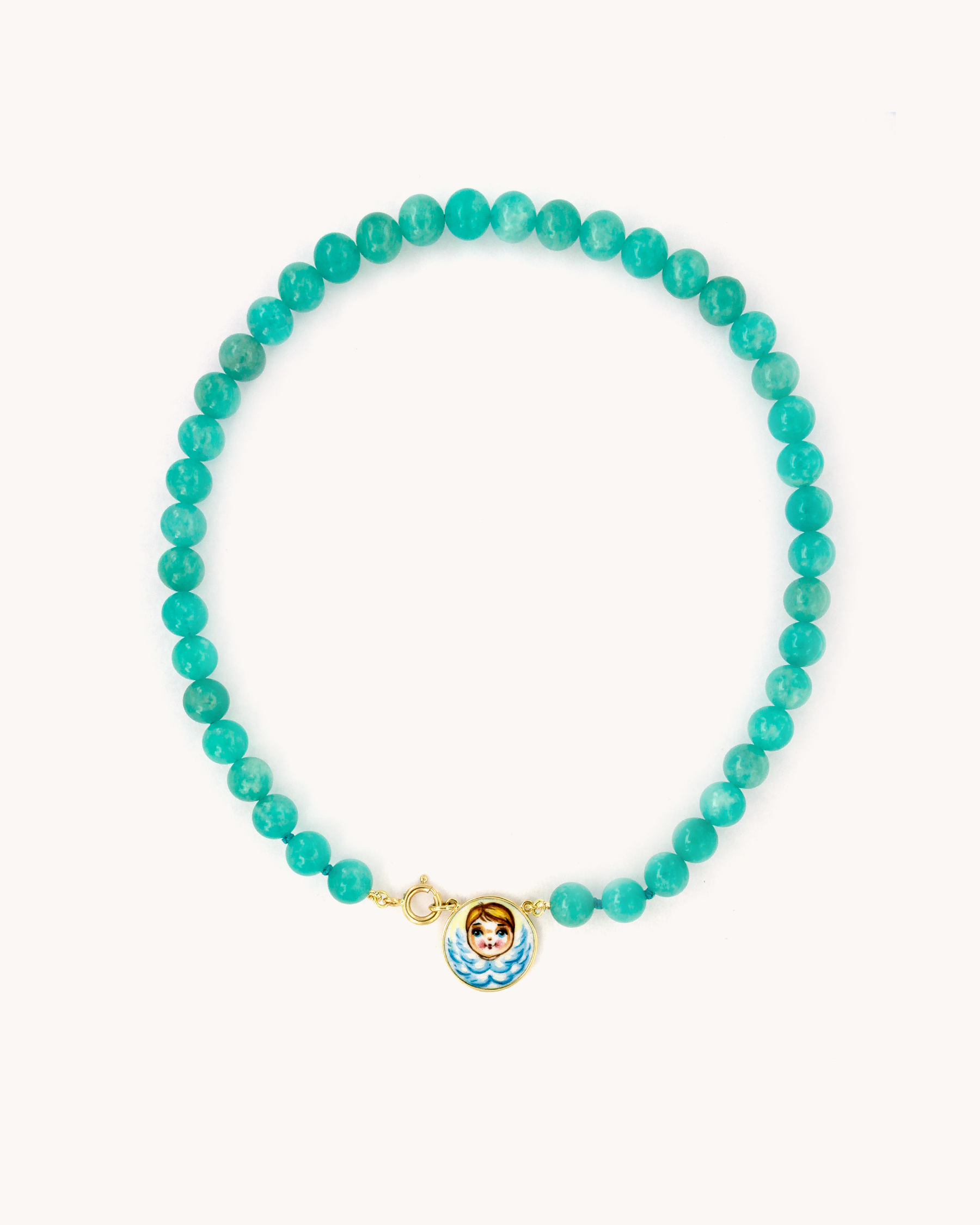 Collana con perline di amazzonite e piastra in oro giallo 18K raffigurante un angelo dipinto a mano in smalto a fuoco