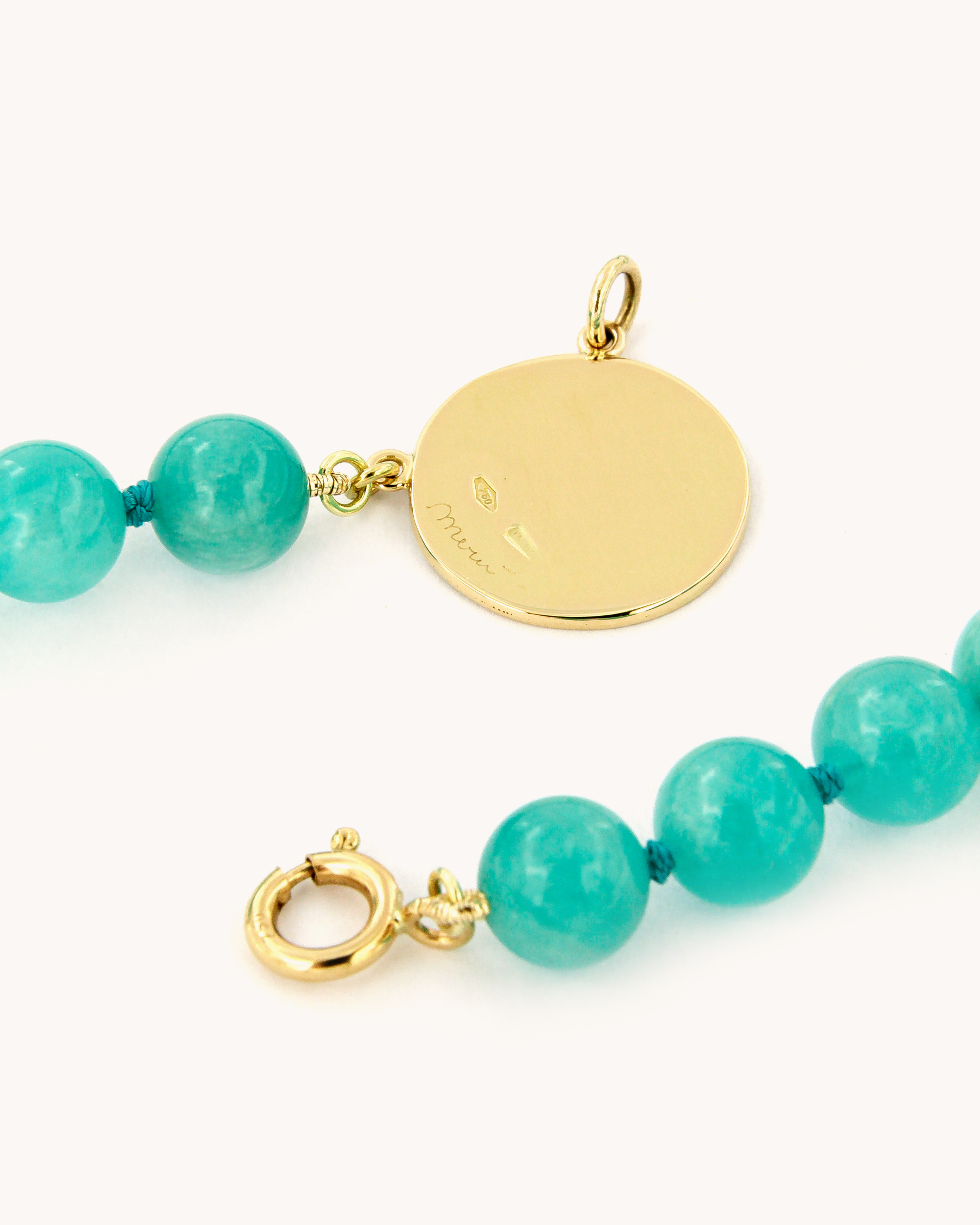 Collana con perline di amazzonite e piastra in oro giallo 18K raffigurante un angelo dipinto a mano in smalto a fuoco
