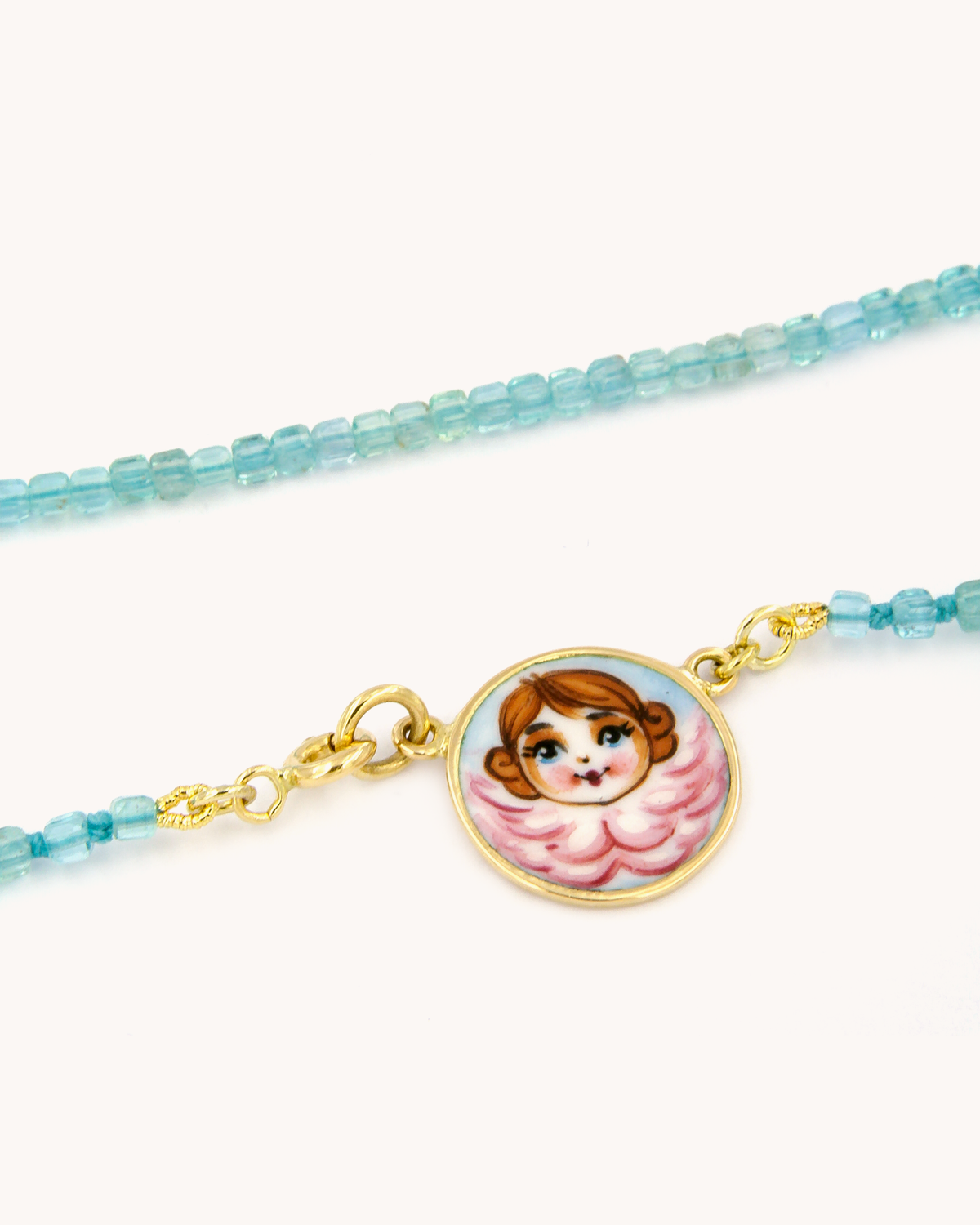 Collana Coloris con perline di apatite e angelo dipinto a mano in smalto a fuoco su oro giallo 18 carati