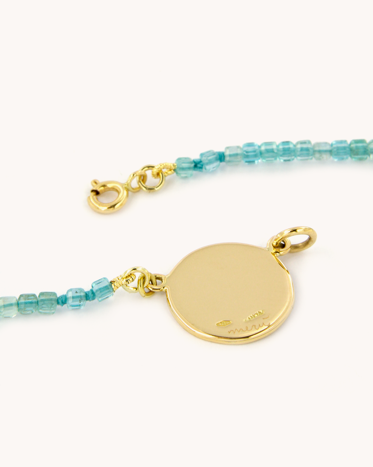 Collana Coloris con perline di apatite e angelo dipinto a mano in smalto a fuoco su oro giallo 18 carati