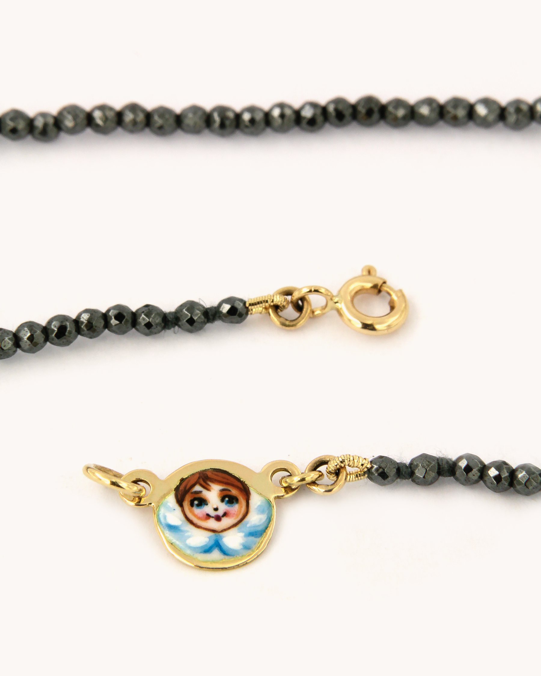 Collana Coloris Angelo nel Grigio Notte in ematite e oro giallo 18K con piastra in smalto a fuoco dipinta a mano