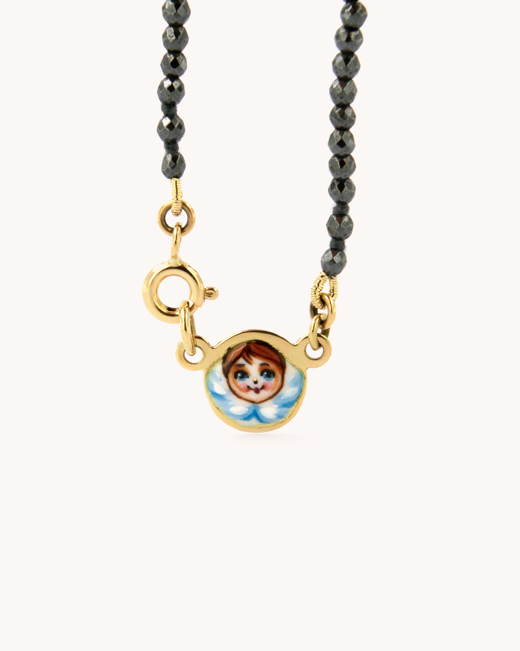 Collana Coloris Angelo nel Grigio Notte in ematite e oro giallo 18K con piastra in smalto a fuoco dipinta a mano