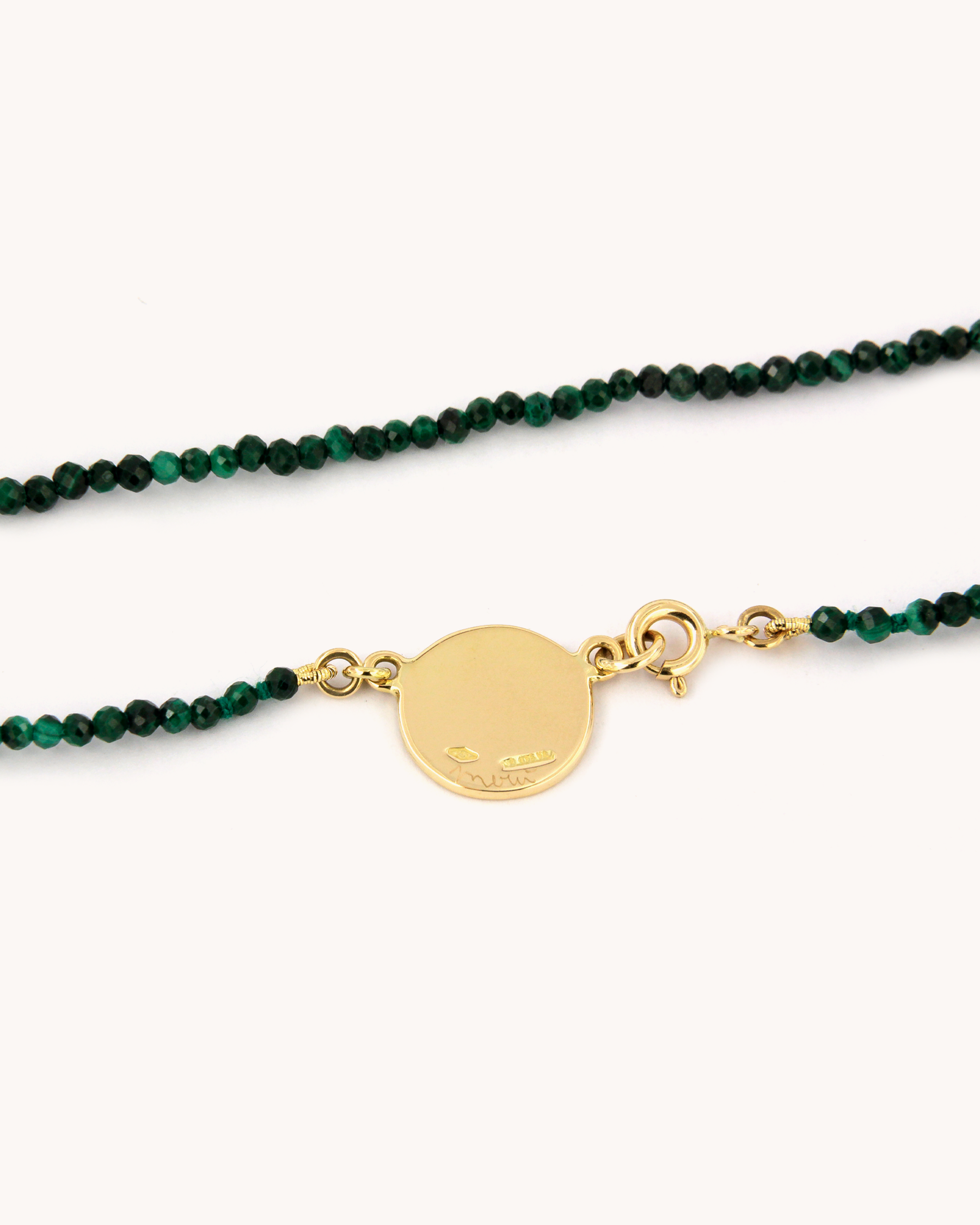 Collana Coloris con perline sfaccettate di malachite e angelo dipinto a mano su piastrina in oro giallo 18 carati