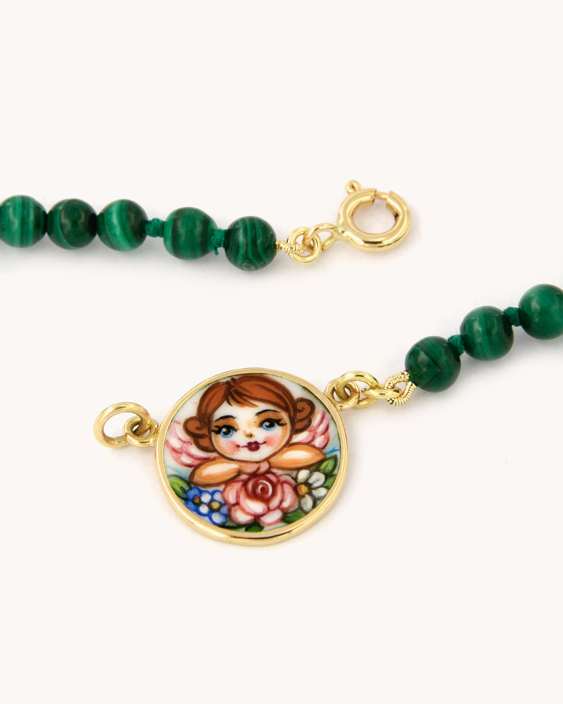 Collana Coloris Angelo in malachite con piastra dipinta a mano in smalto a fuoco, vista frontale