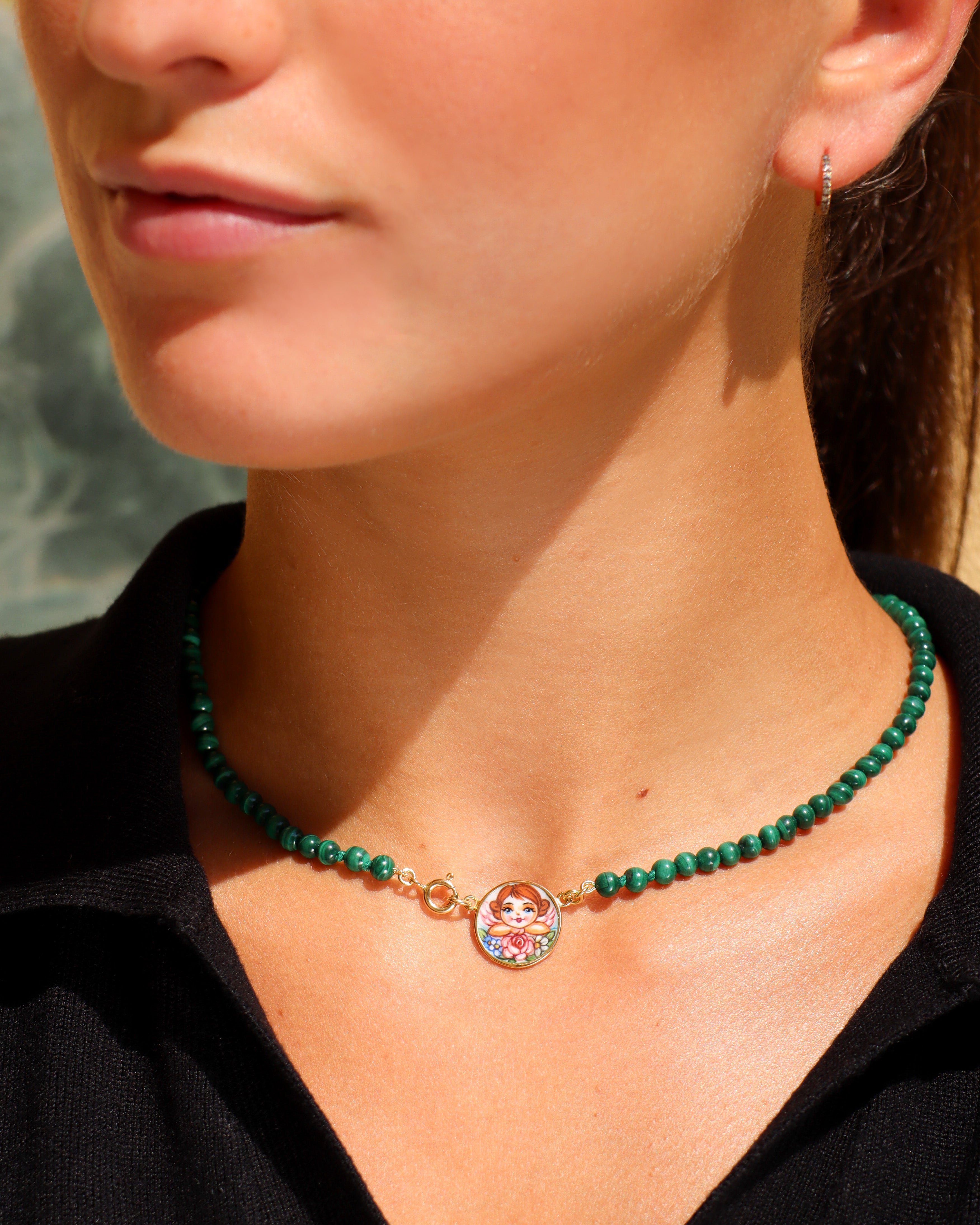 Collana Coloris Angelo in malachite con piastra dipinta a mano in smalto a fuoco