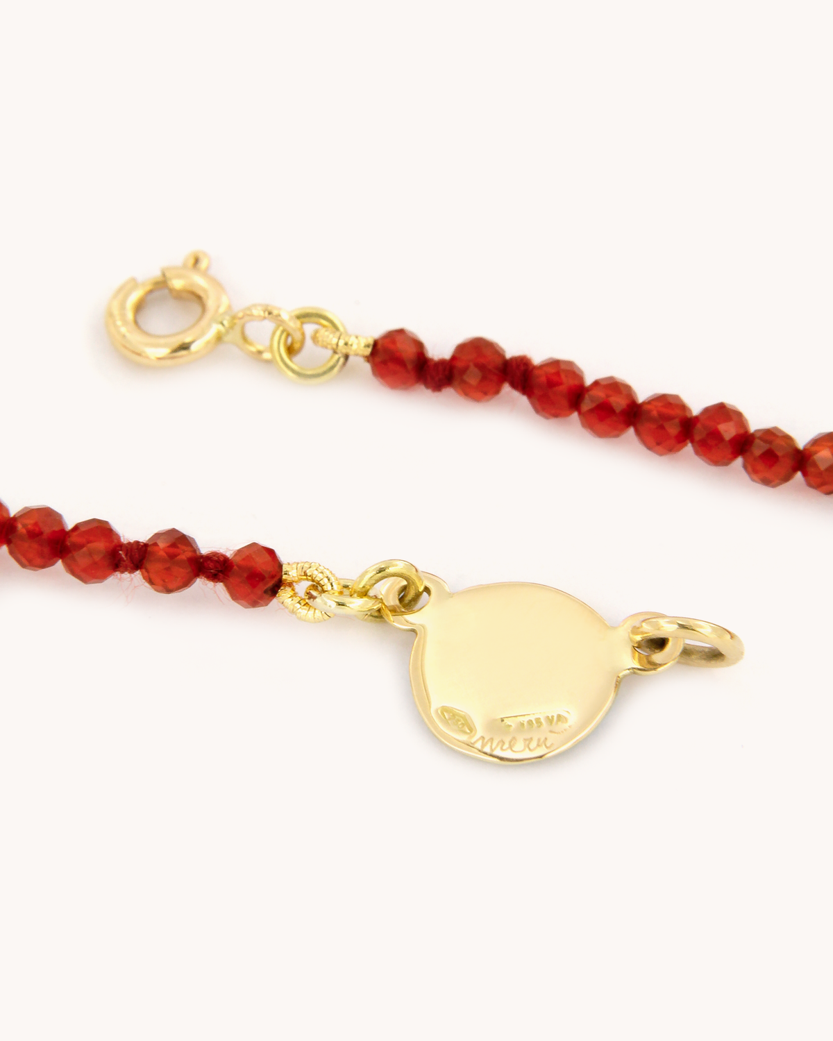 Collana Coloris Angelo nel Rosso Profondo con perline di corniola, oro giallo 18 carati e angelo dipinto a mano in smalto a fuoco