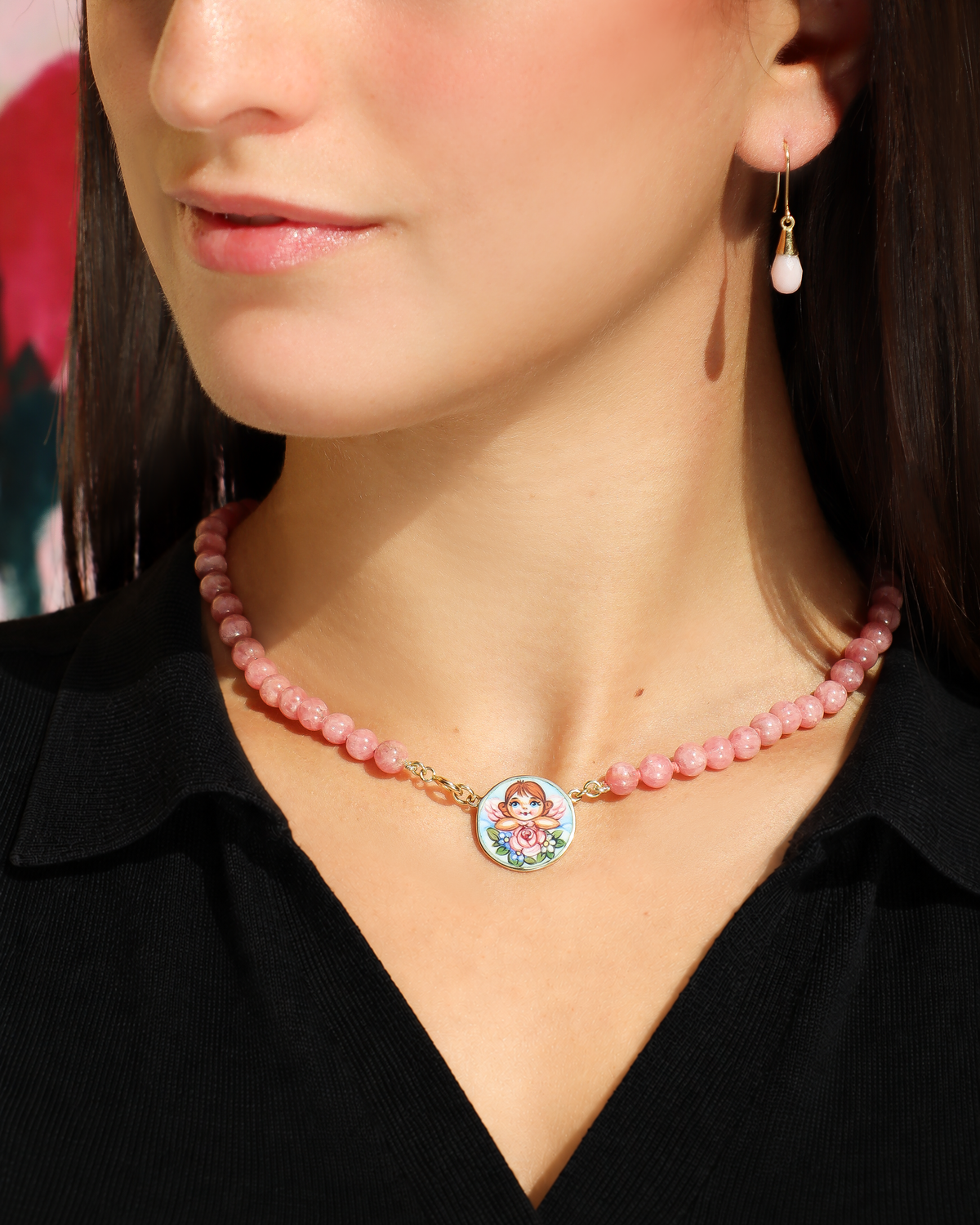 Collana Coloris Angelo nel Rosa Floreale con perline di rodocrosite e angelo dipinto a mano in smalto a fuoco